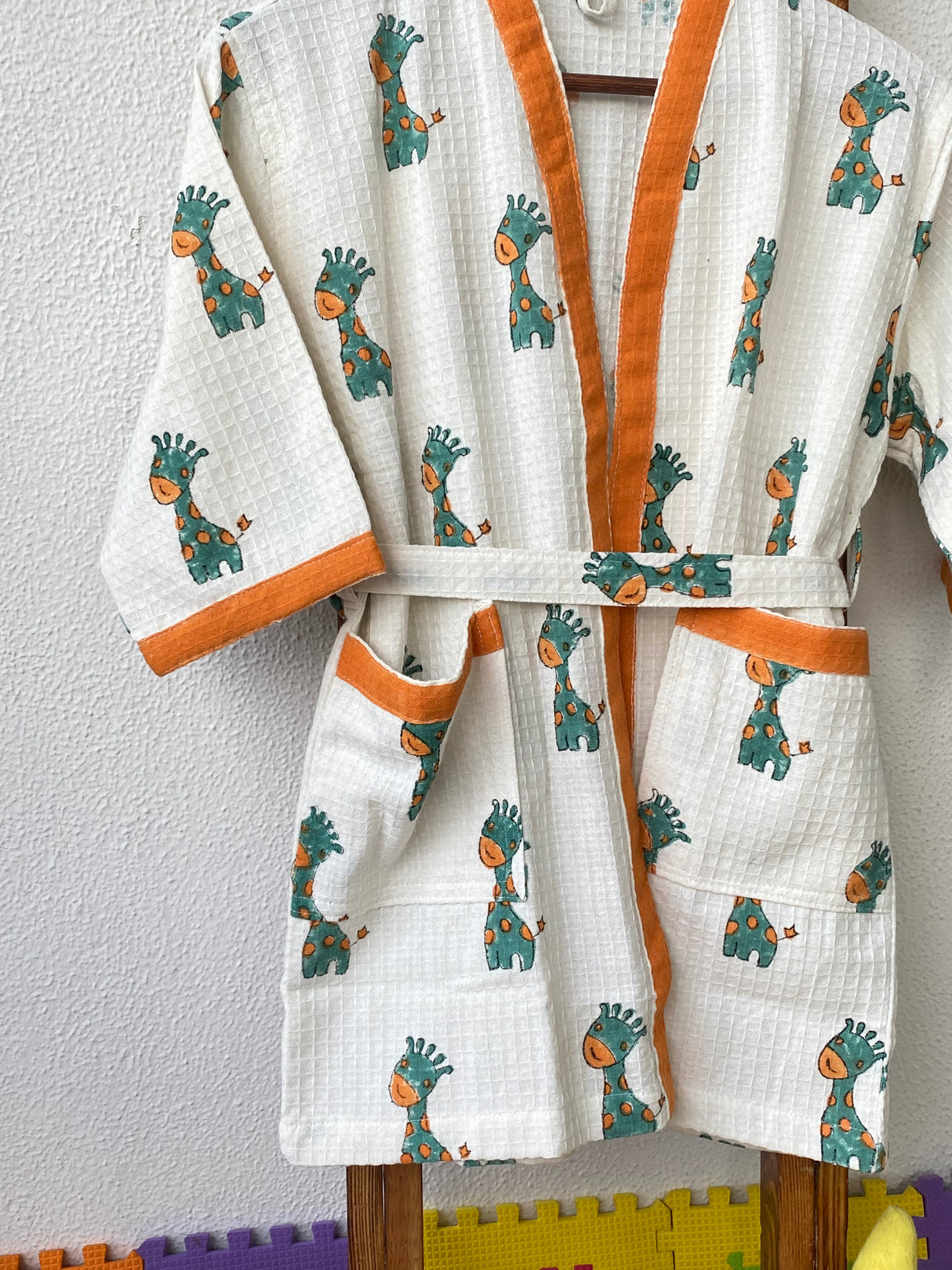 giraffe motif kids bathrobe in waffle textured cotton with embroidery customization ideal for birthday gifting and reselling in Sweden and Qatar