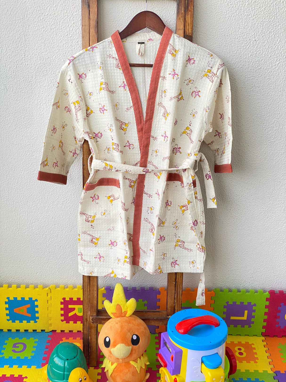 giraffe-theme-bulk order kids bathrobe for birthday return gifts popular with moms in India with name embroidery for kids’ parties and playdates