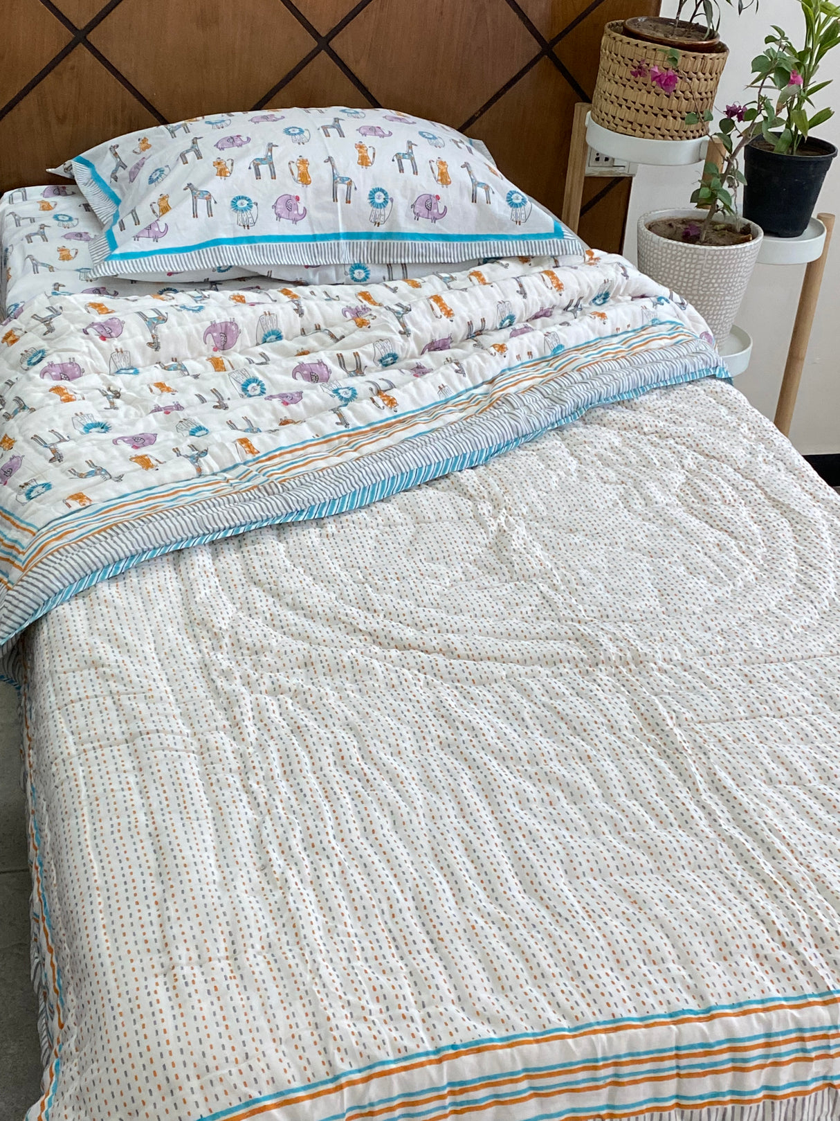 cotton kids quilt with zoo animals theme for toddler gifting in school events across USA and New Zealand