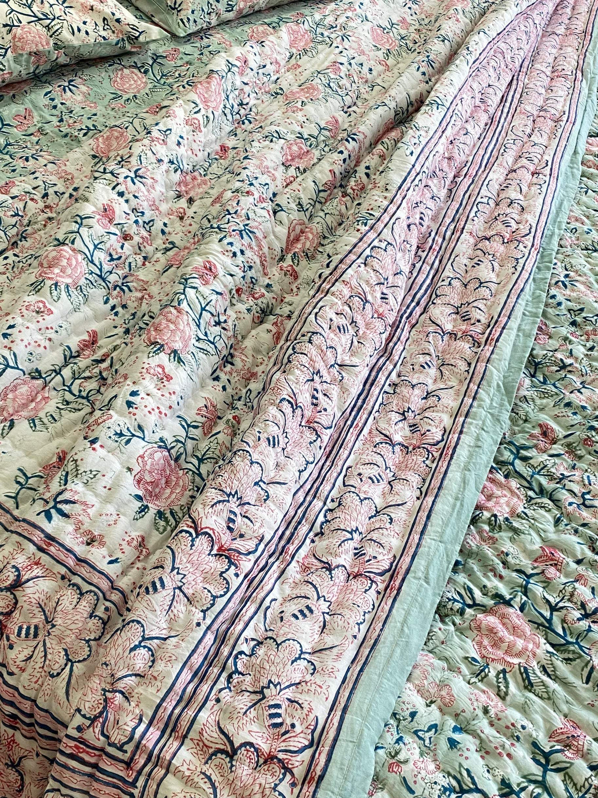 pink-pista-king-cotton-quilt-close-up