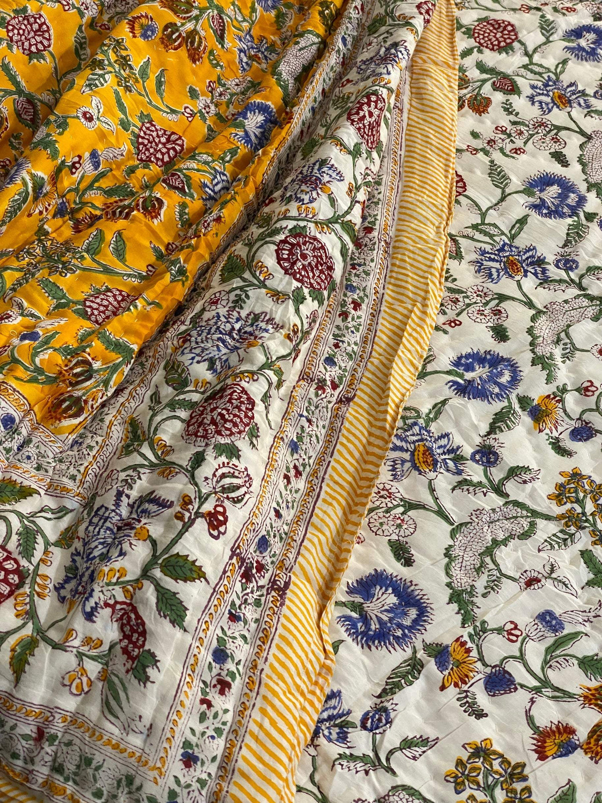 yellow-color-king-cotton-quilt-close-up