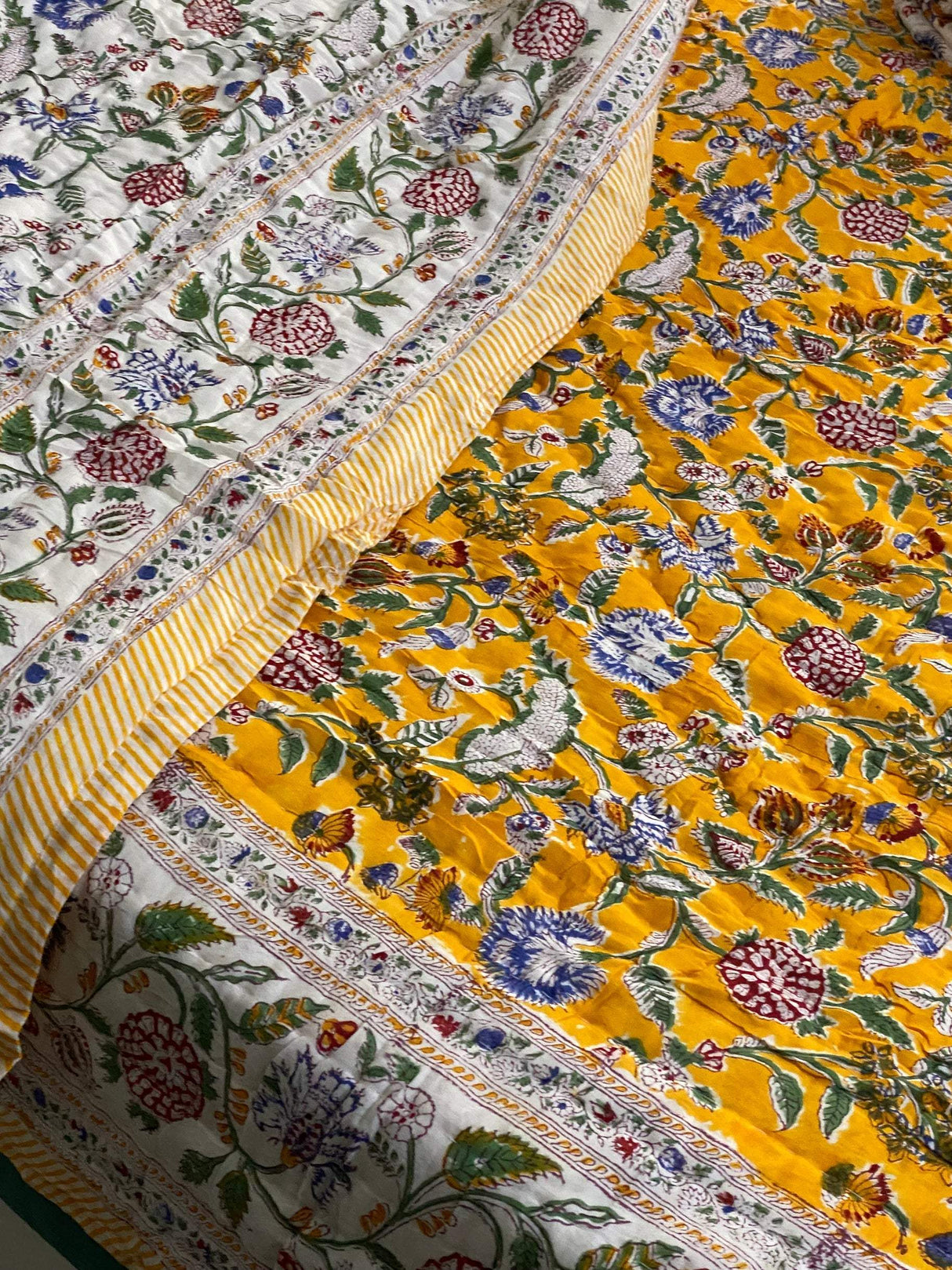 yellow-color-king-cotton-quilt-detailed-view