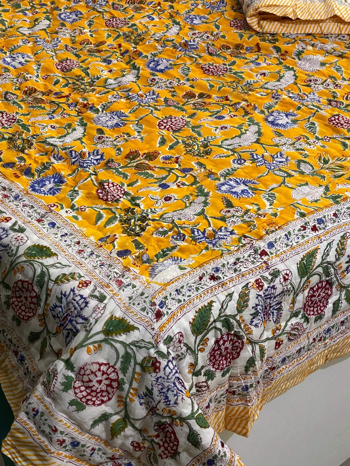 yellow-color-king-cotton-quilt-texture-view