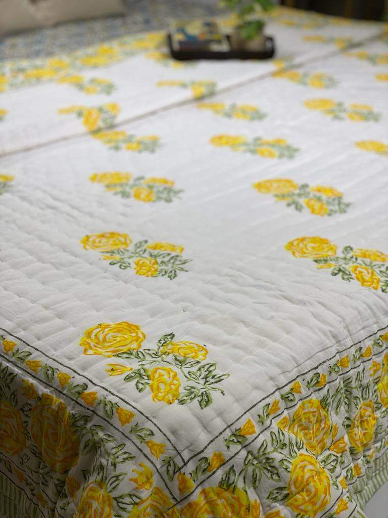 yellow-rose-king-cotton-quilt-close-up