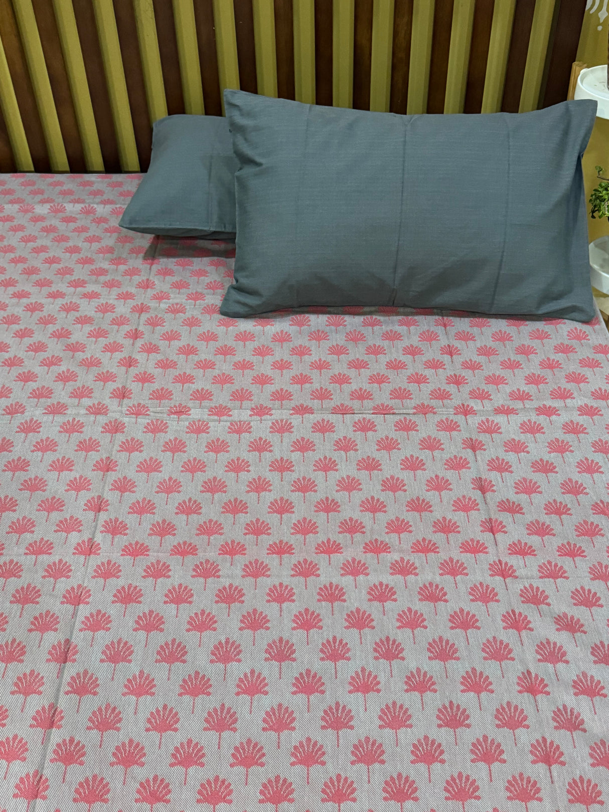 Elegant  REVERSIBLE Bedspread with 2 Pillow Cases