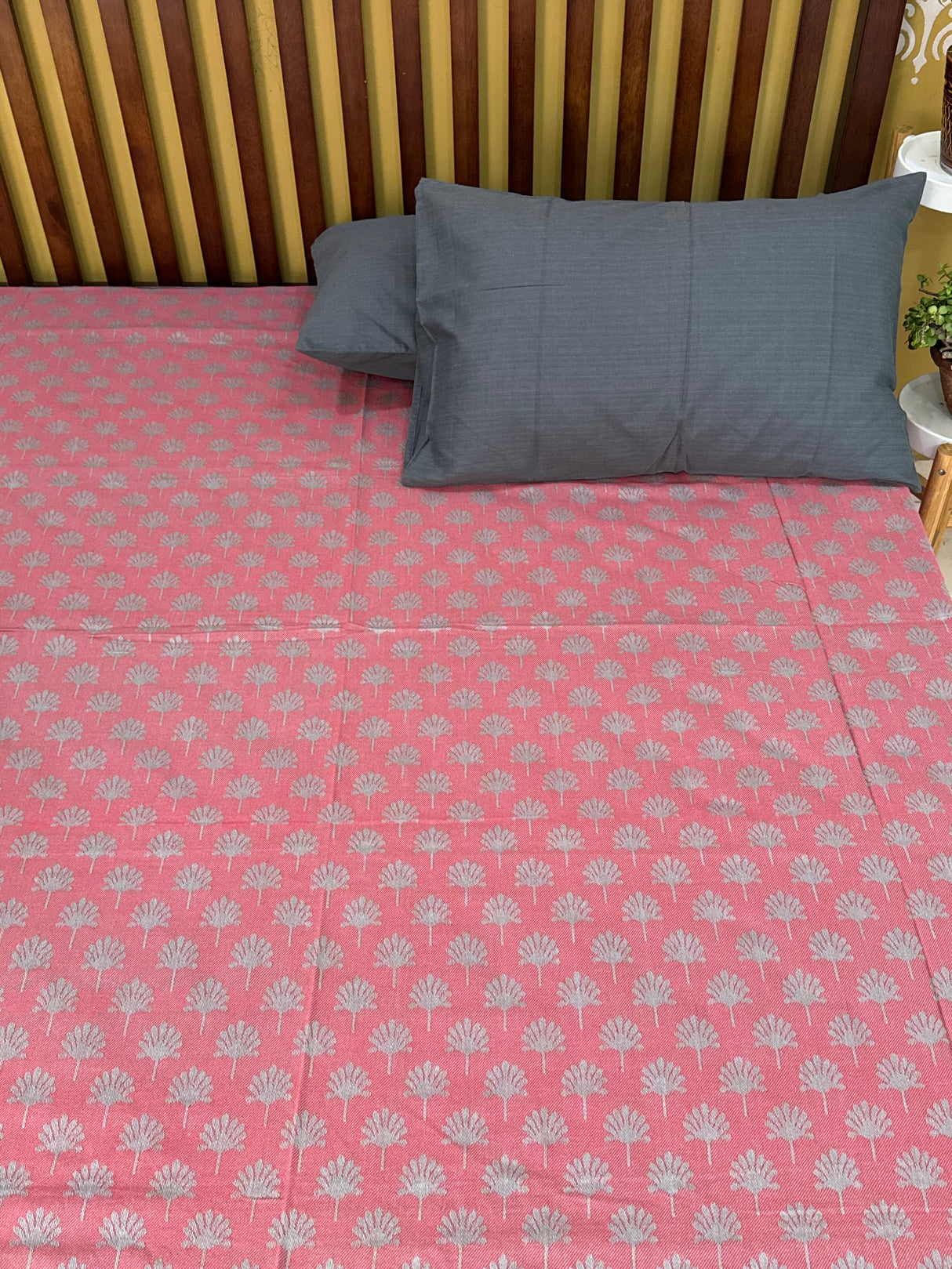 Elegant  REVERSIBLE Bedspread with 2 Pillow Cases