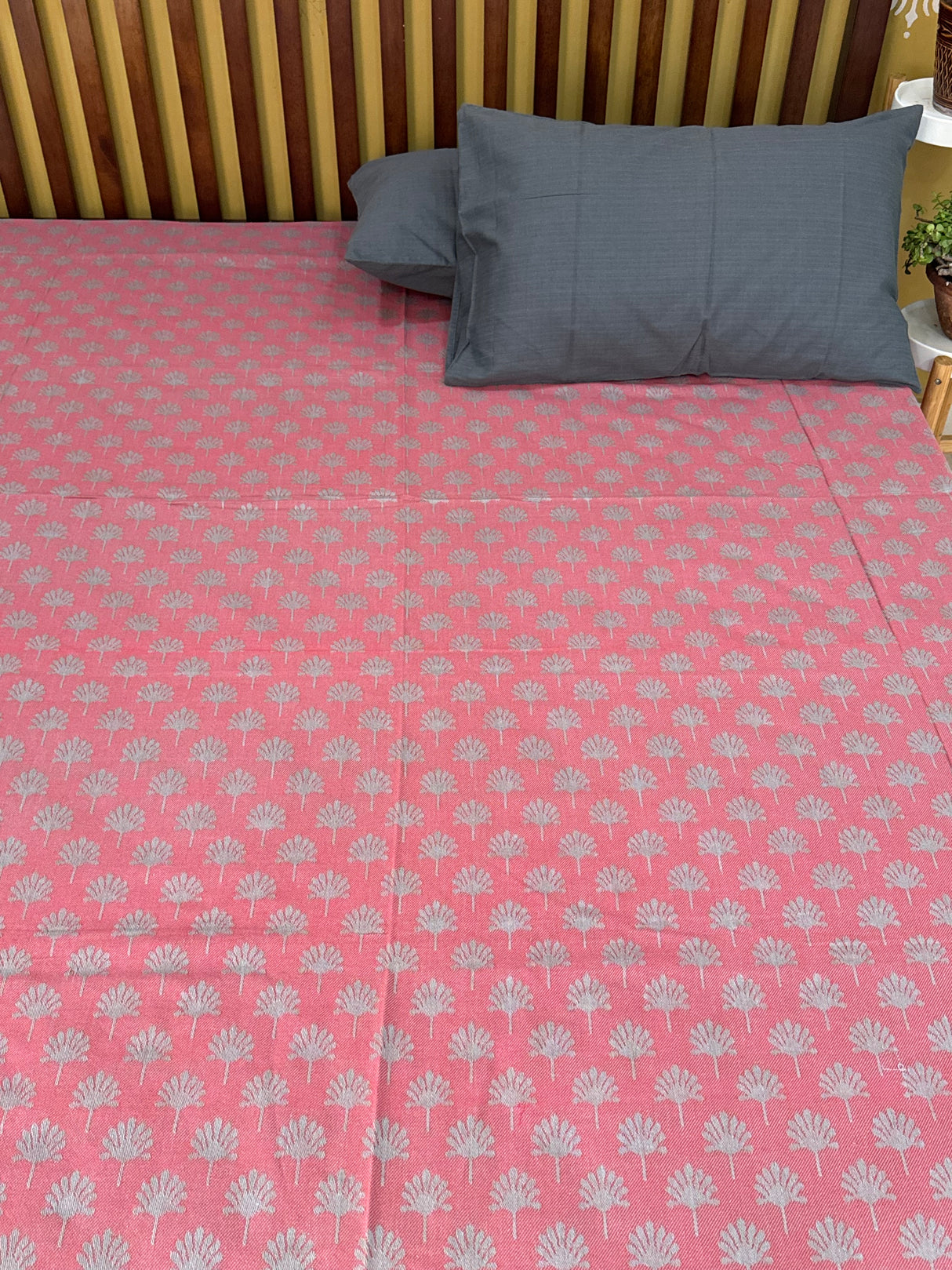 Elegant  REVERSIBLE Bedspread with 2 Pillow Cases