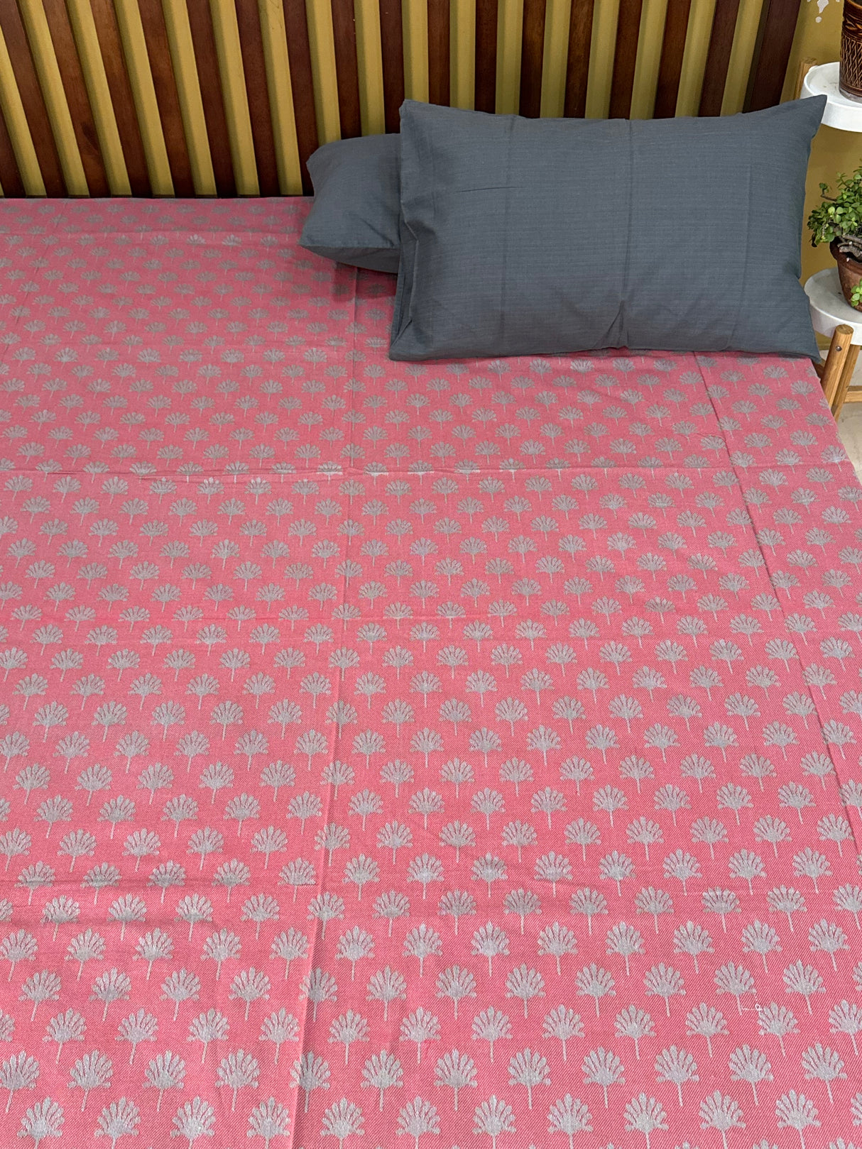 Elegant  REVERSIBLE Bedspread with 2 Pillow Cases