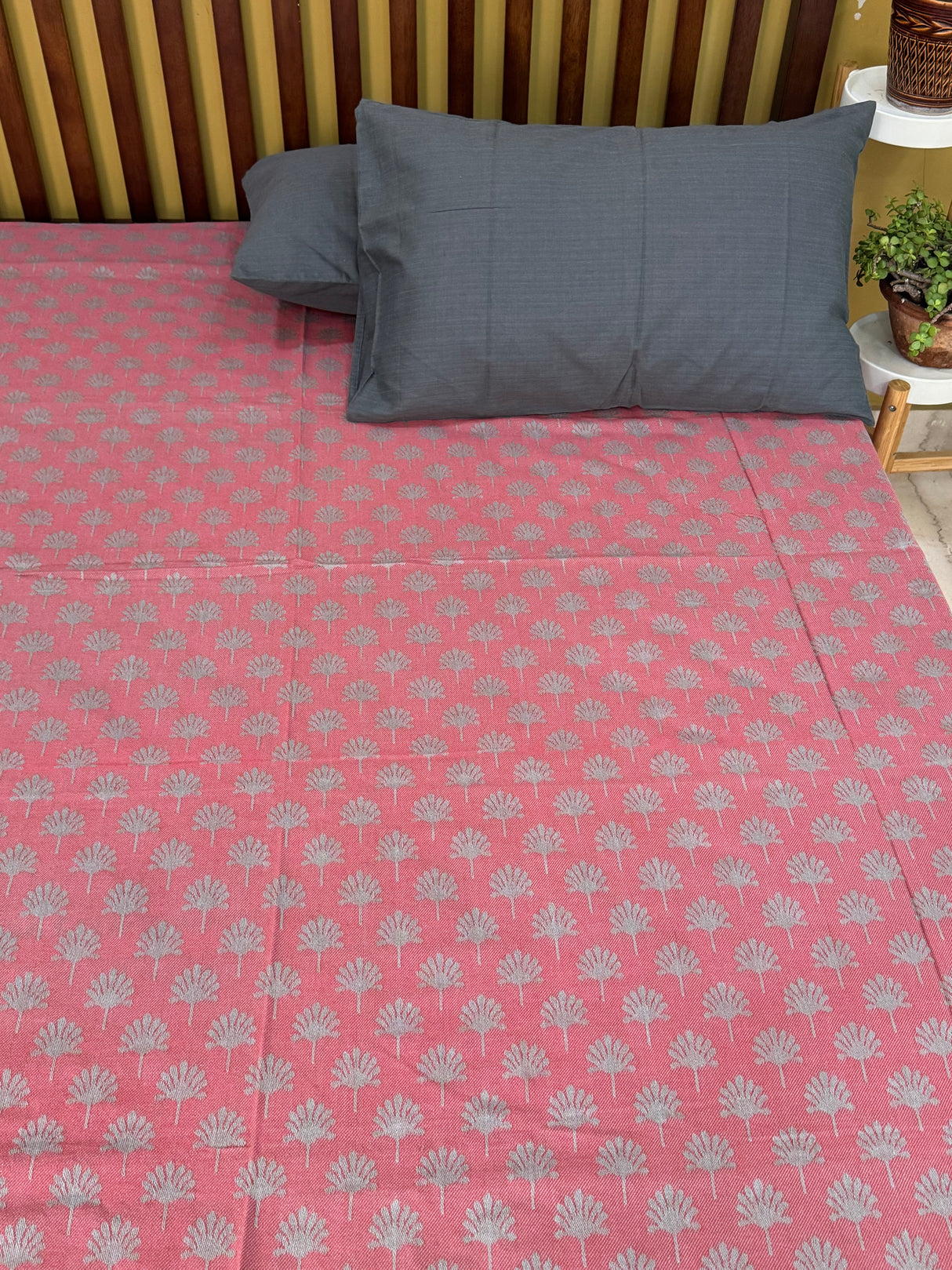 Elegant  REVERSIBLE Bedspread with 2 Pillow Cases