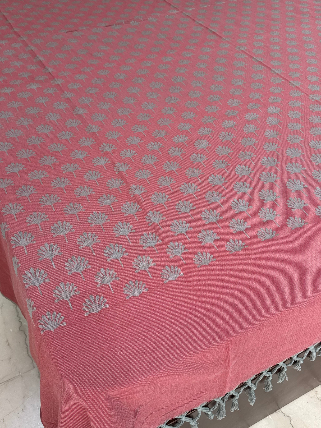 Elegant  REVERSIBLE Bedspread with 2 Pillow Cases