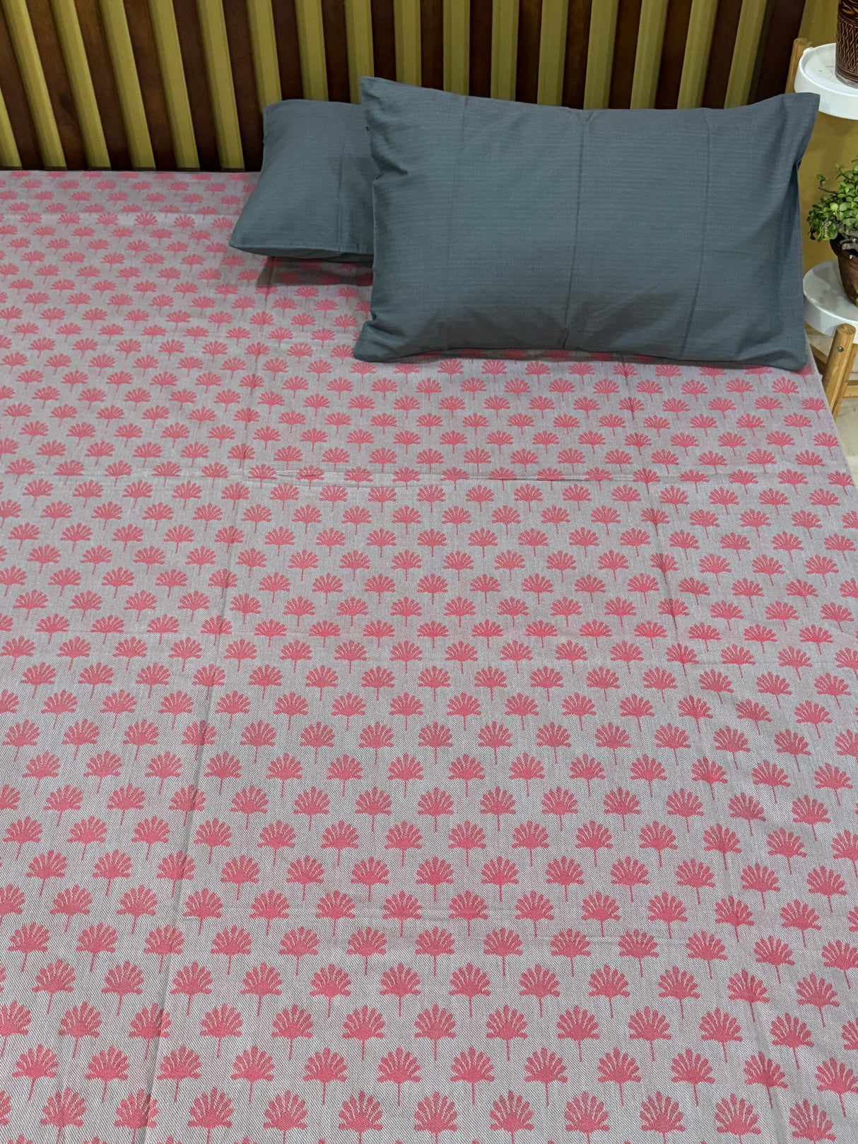 Elegant  REVERSIBLE Bedspread with 2 Pillow Cases