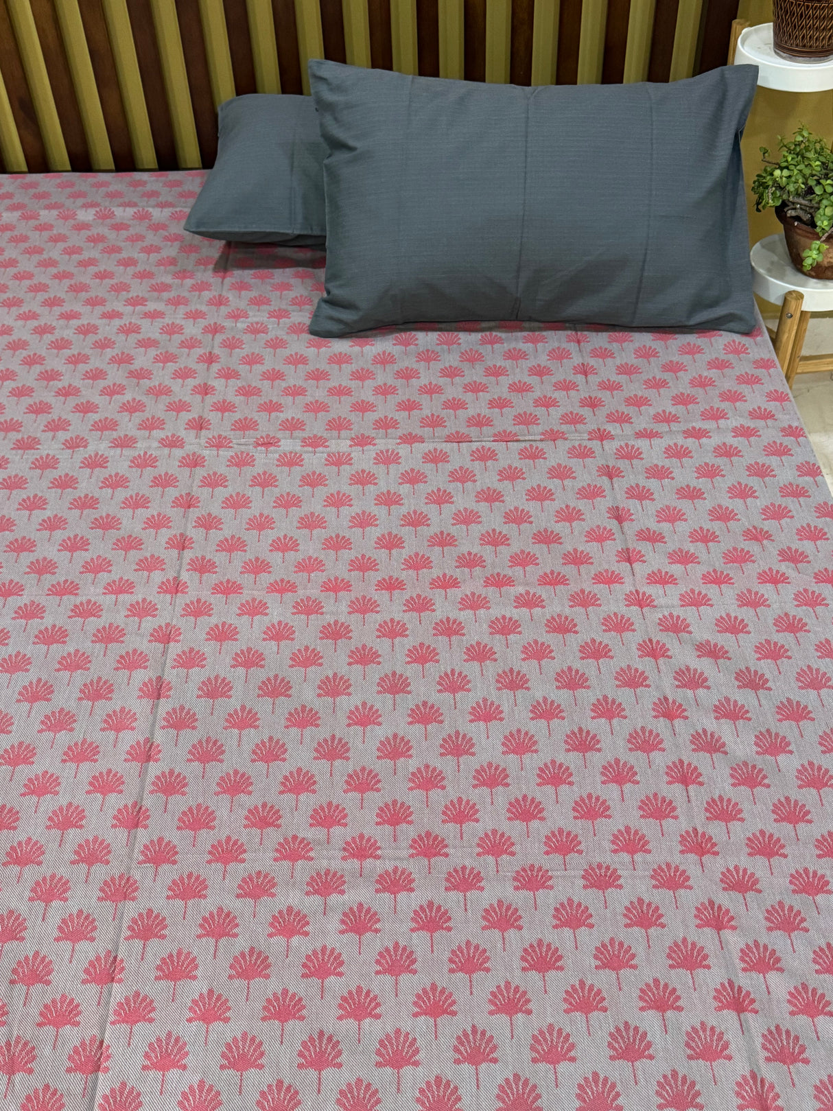 Elegant  REVERSIBLE Bedspread with 2 Pillow Cases