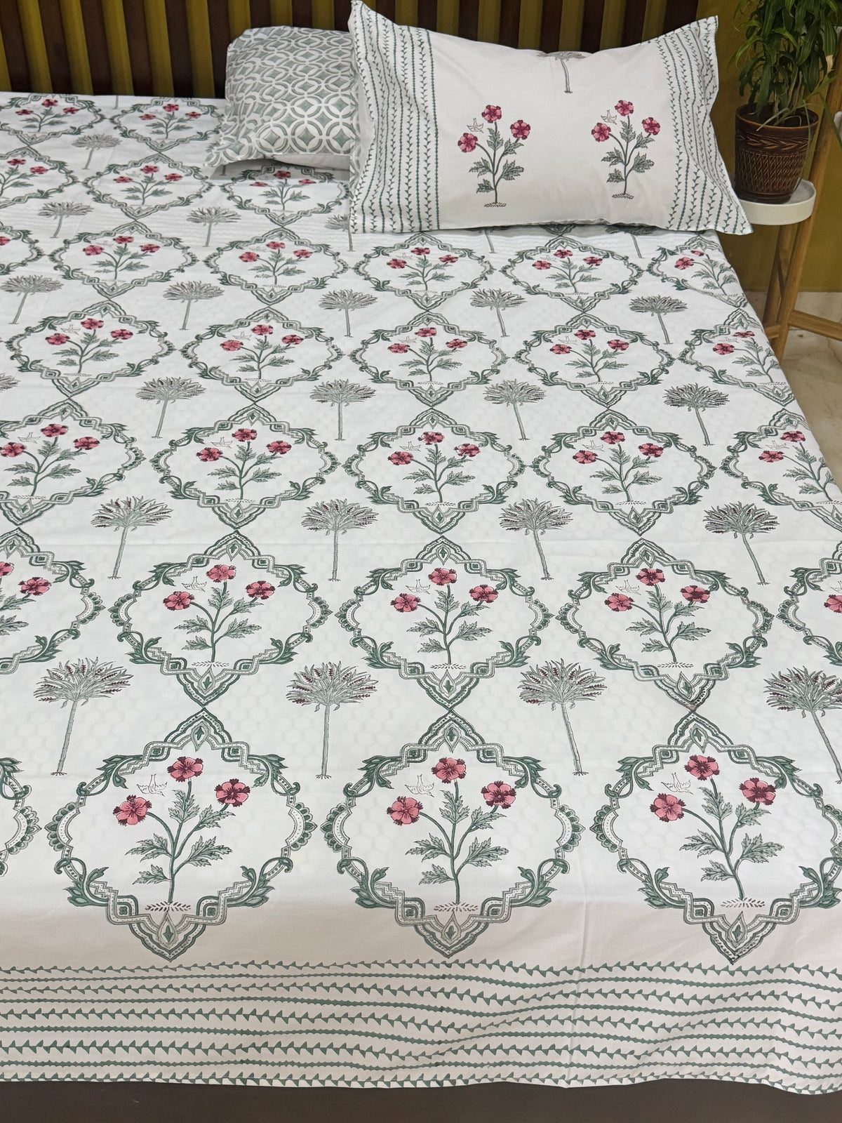 Elegant Mughal design fitted bedsheet with elastic