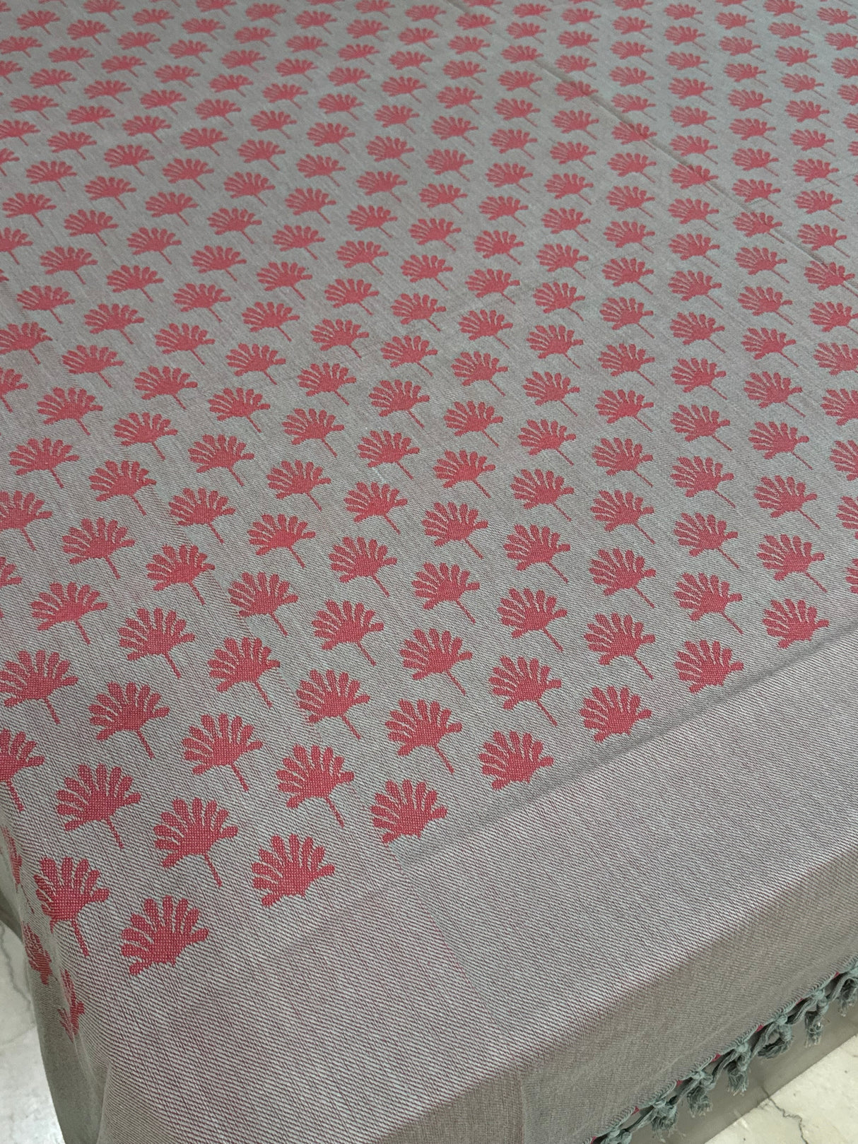 Elegant  REVERSIBLE Bedspread with 2 Pillow Cases