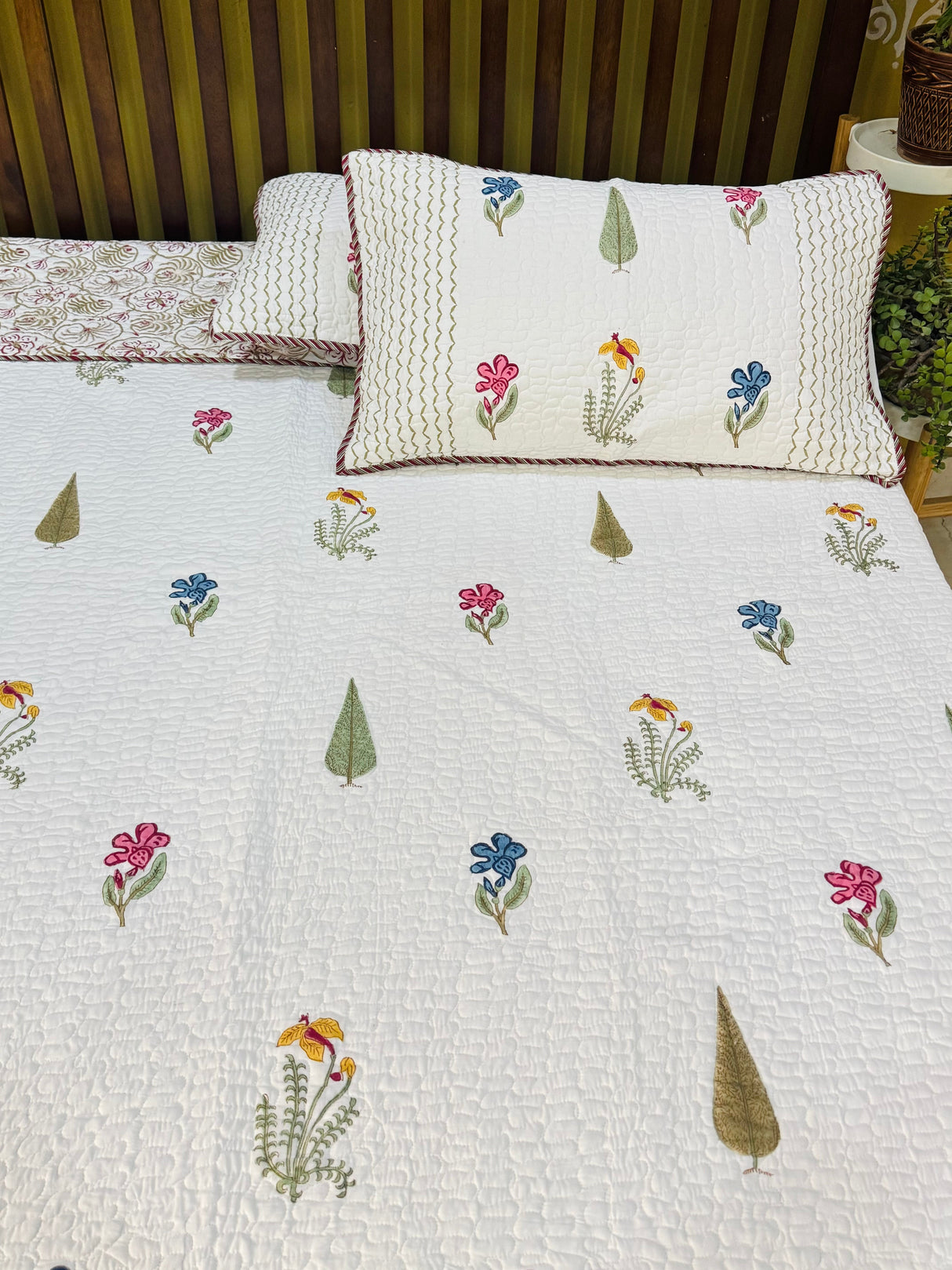 Royal Loom Queen Size Quilted Mulmul Bedcover (90x108 inches)