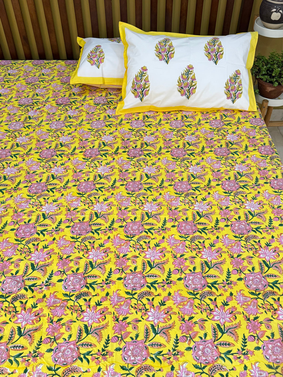 Yellow fitted bedsheet with elasticated edges