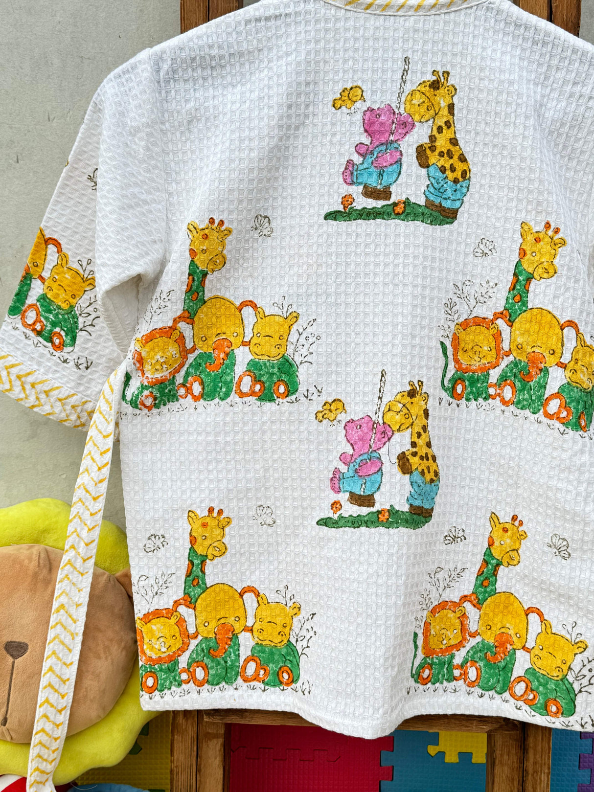 animal-giraffe-kids-bathrobe-back-right-view