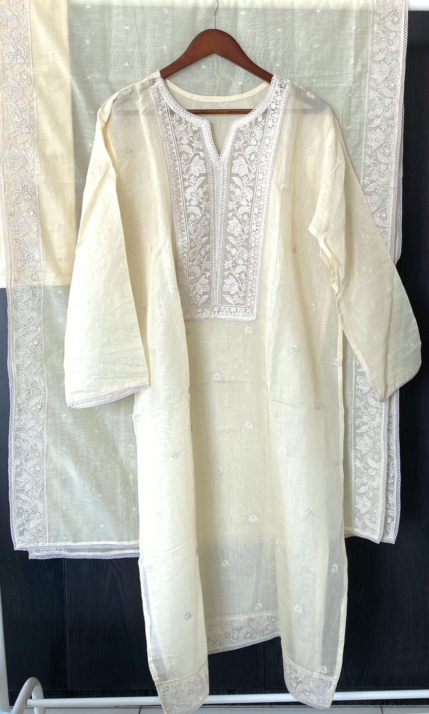 cream-3-piece-cotton-silk-unstitched-suit-set-with-mulchanderi-dupatta