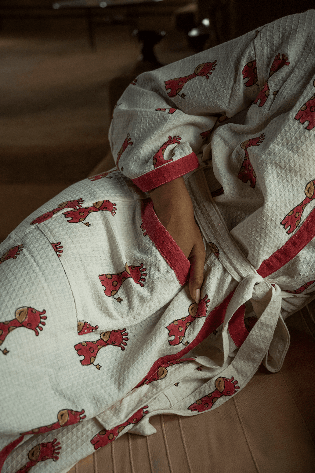 baby-giraffe-cotton-waffle-bathrobe-zoom-in-view