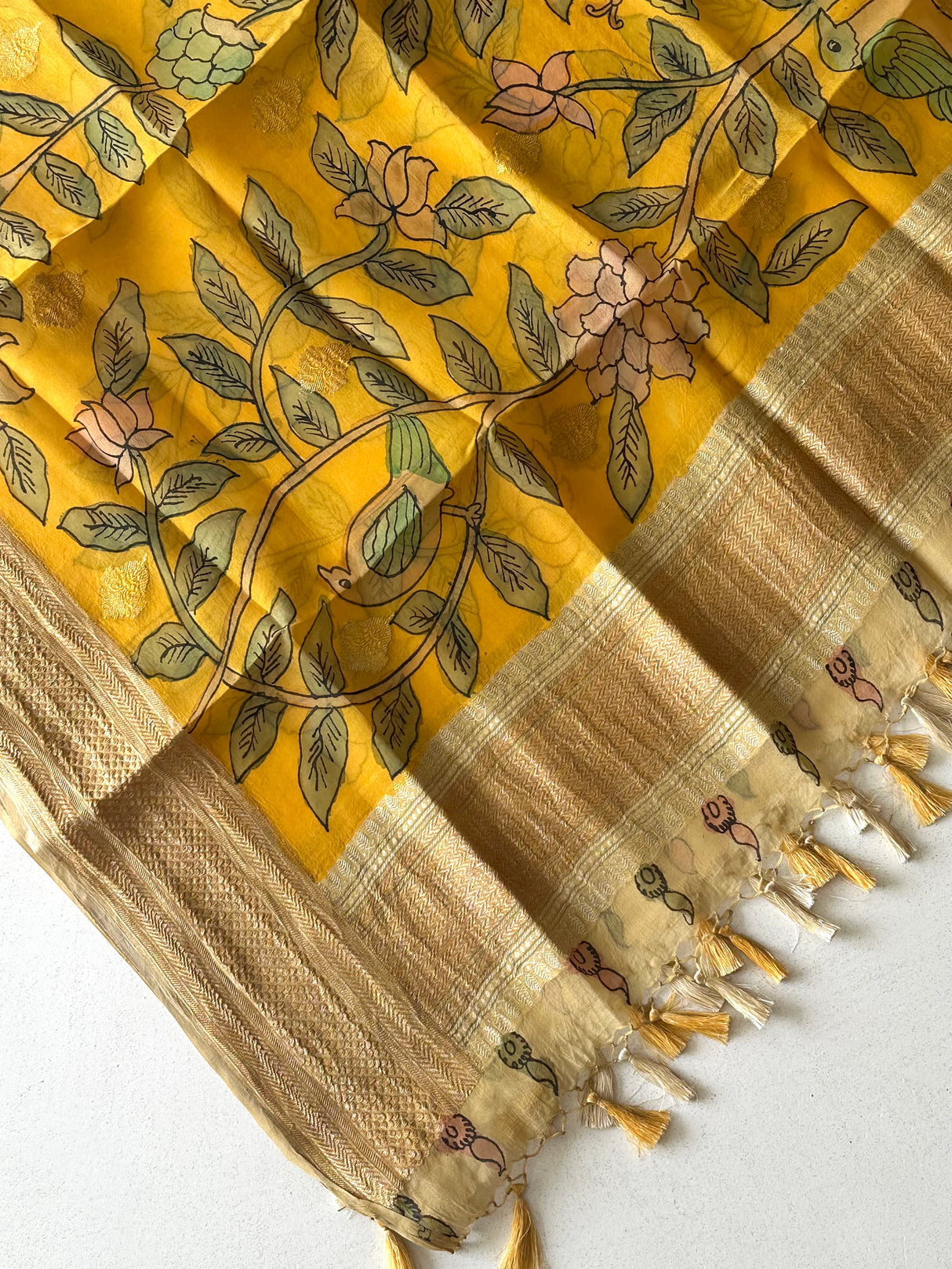 banarasi-organza-dupatta-with-hand-rendered-floral-art