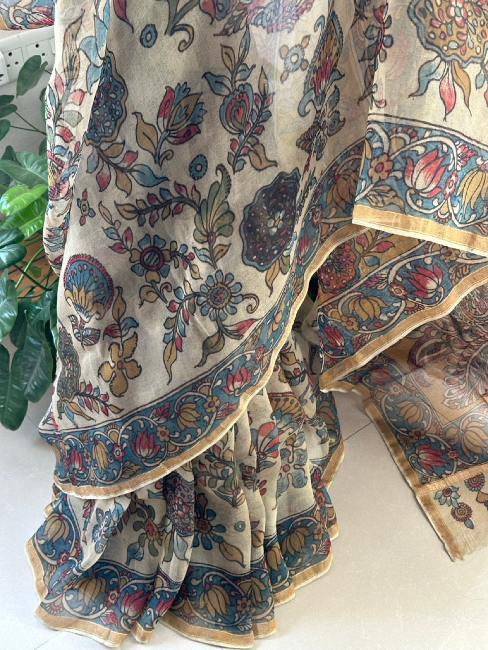 beige-peacock-floral-organza-kalamkari-saree-side-drape-view