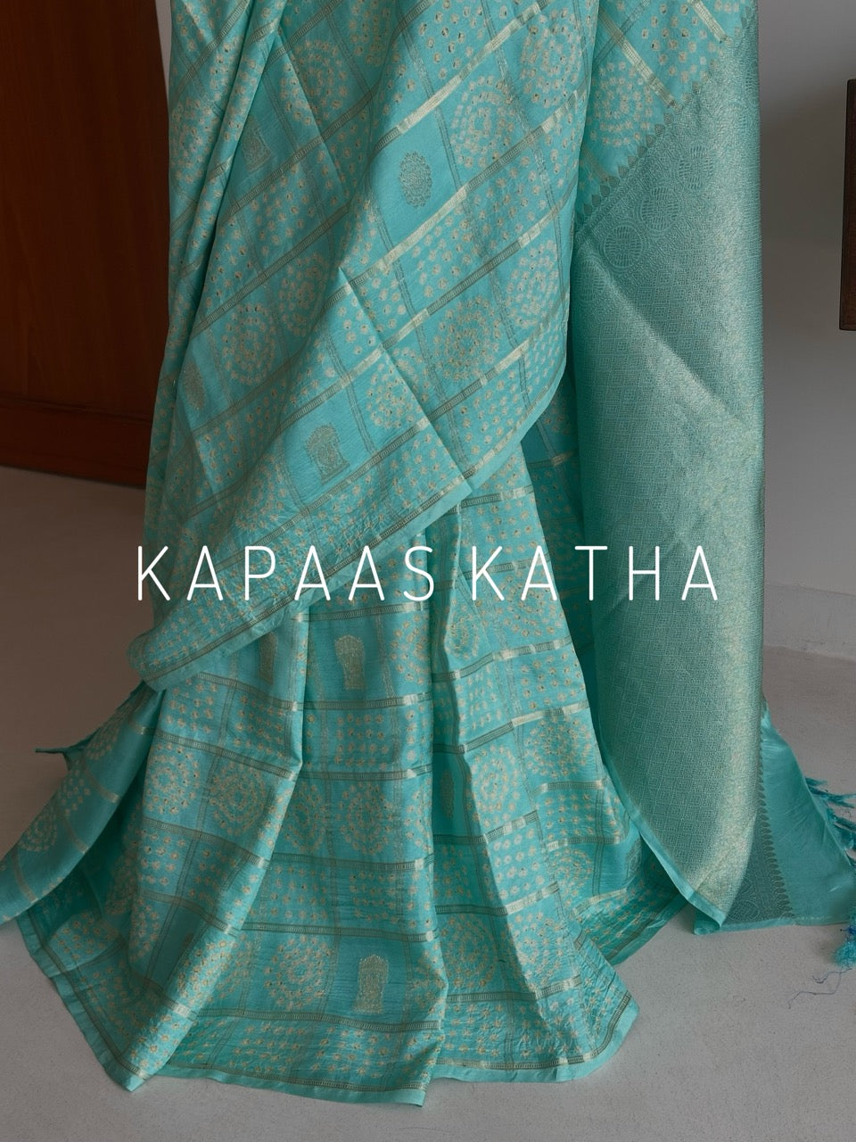 Shop pure Vasundhara silk Bandhani saree in sea green with gold zari checks & rich tissue pallu. Authentic handwoven luxury online at Kapaas Katha.