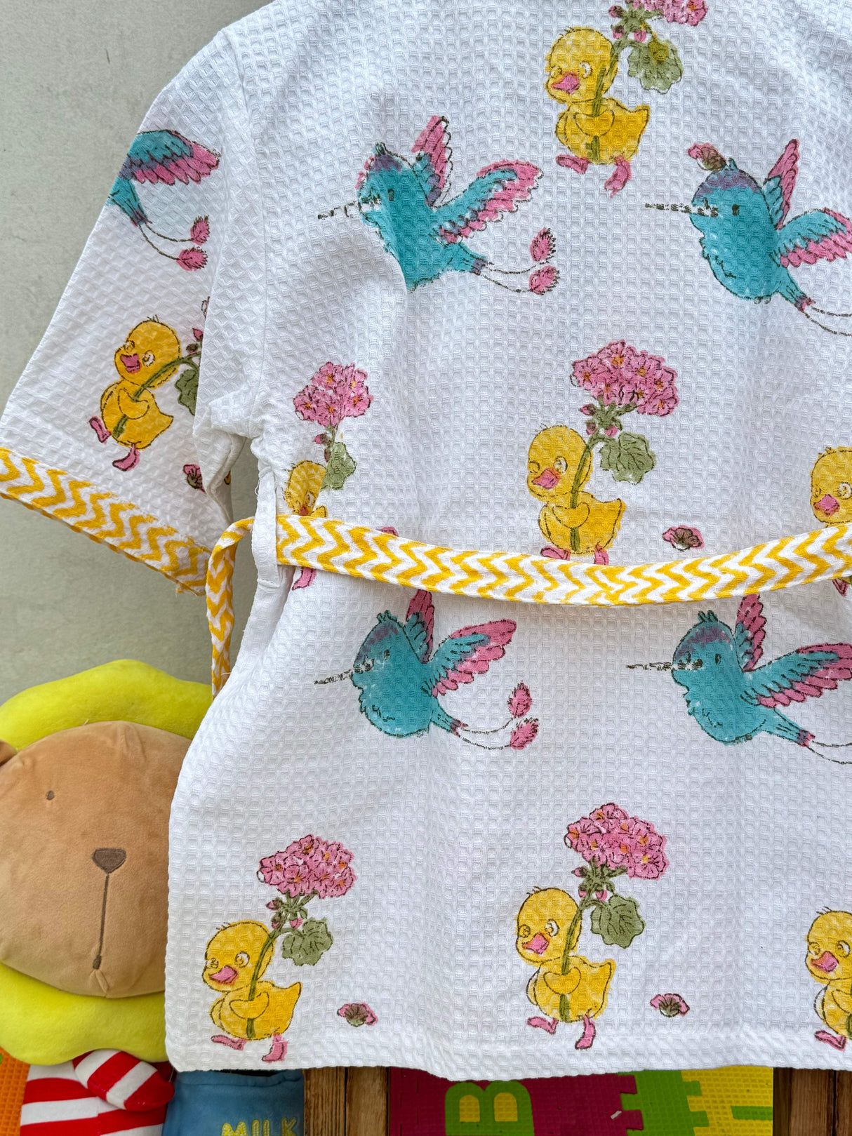 birds-kids-bathrobe-back-zoom-in-view
