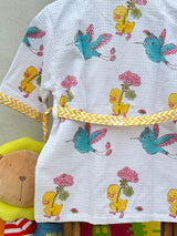 birds-kids-bathrobe-back-zoom-in-view