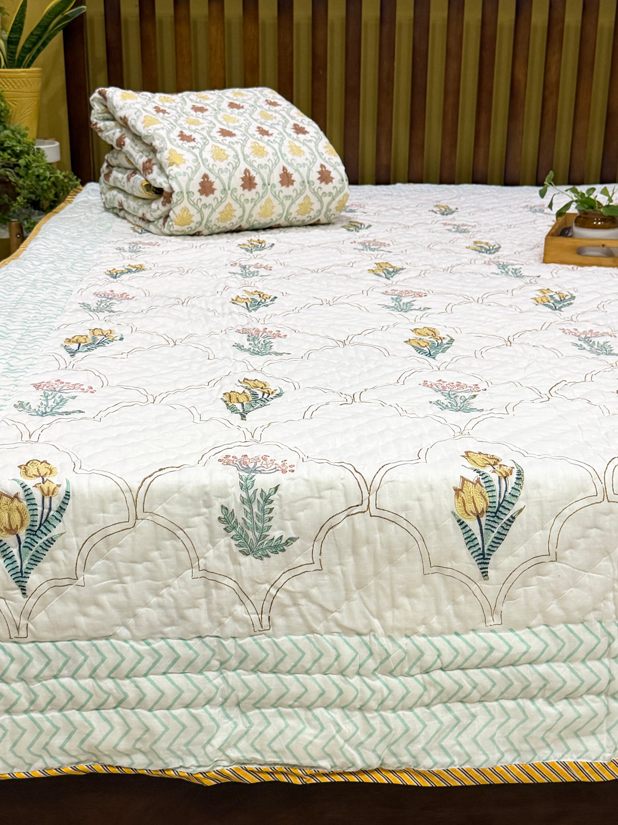 blue-trellis-cotton-quilt-reversible-fold