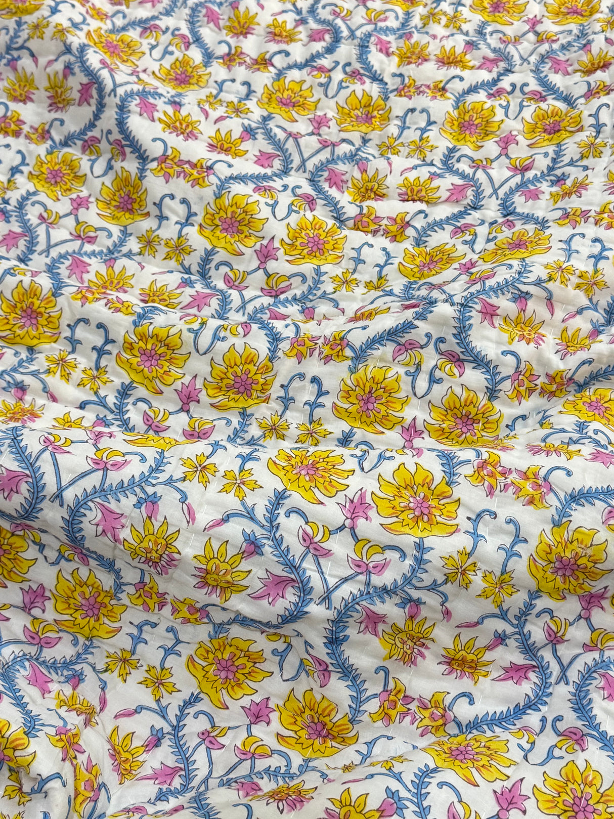cotton-quilt-with-delicate-flower-print-detail