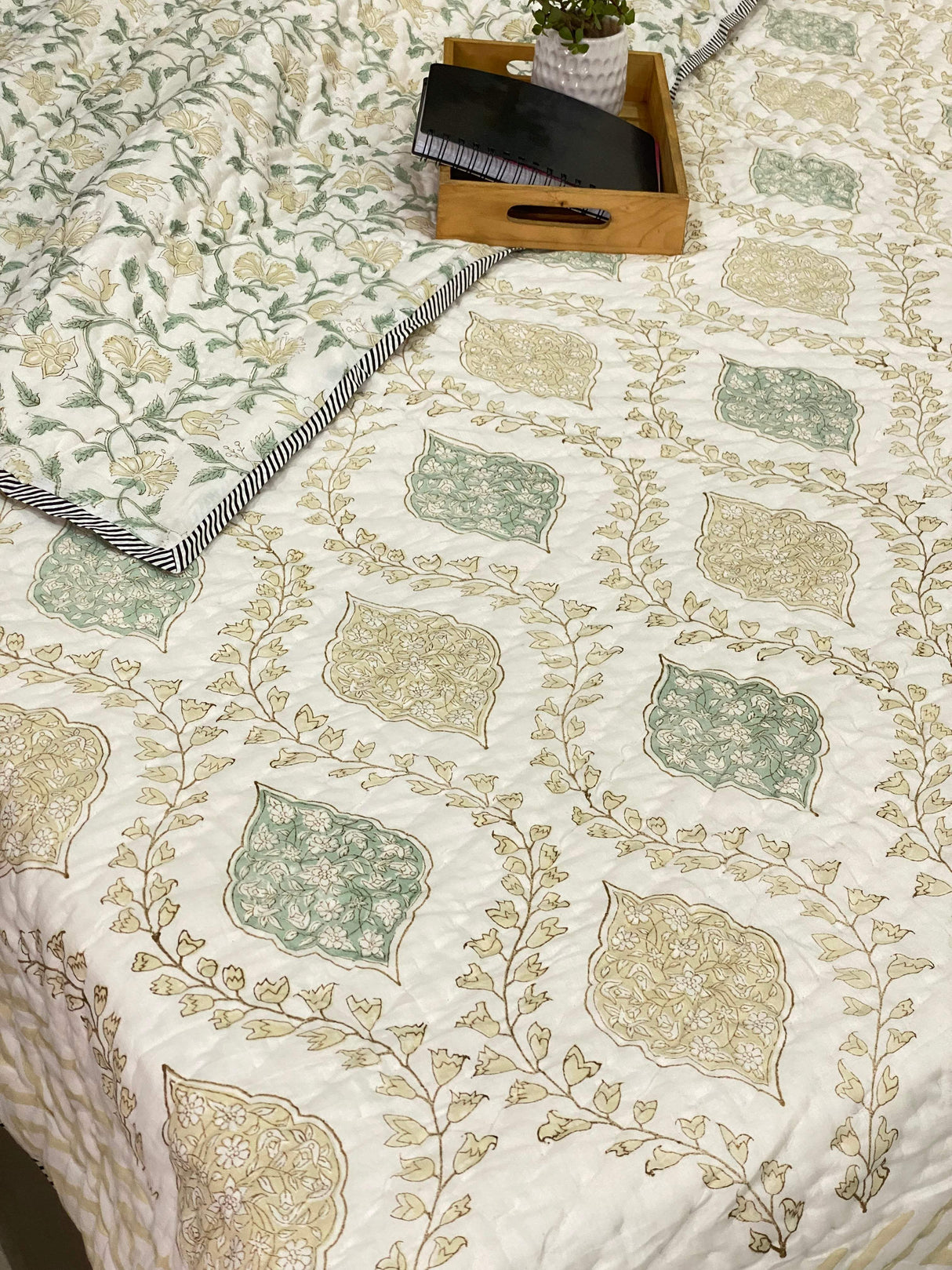 cream-green-double-cotton-quilt-pattern-view