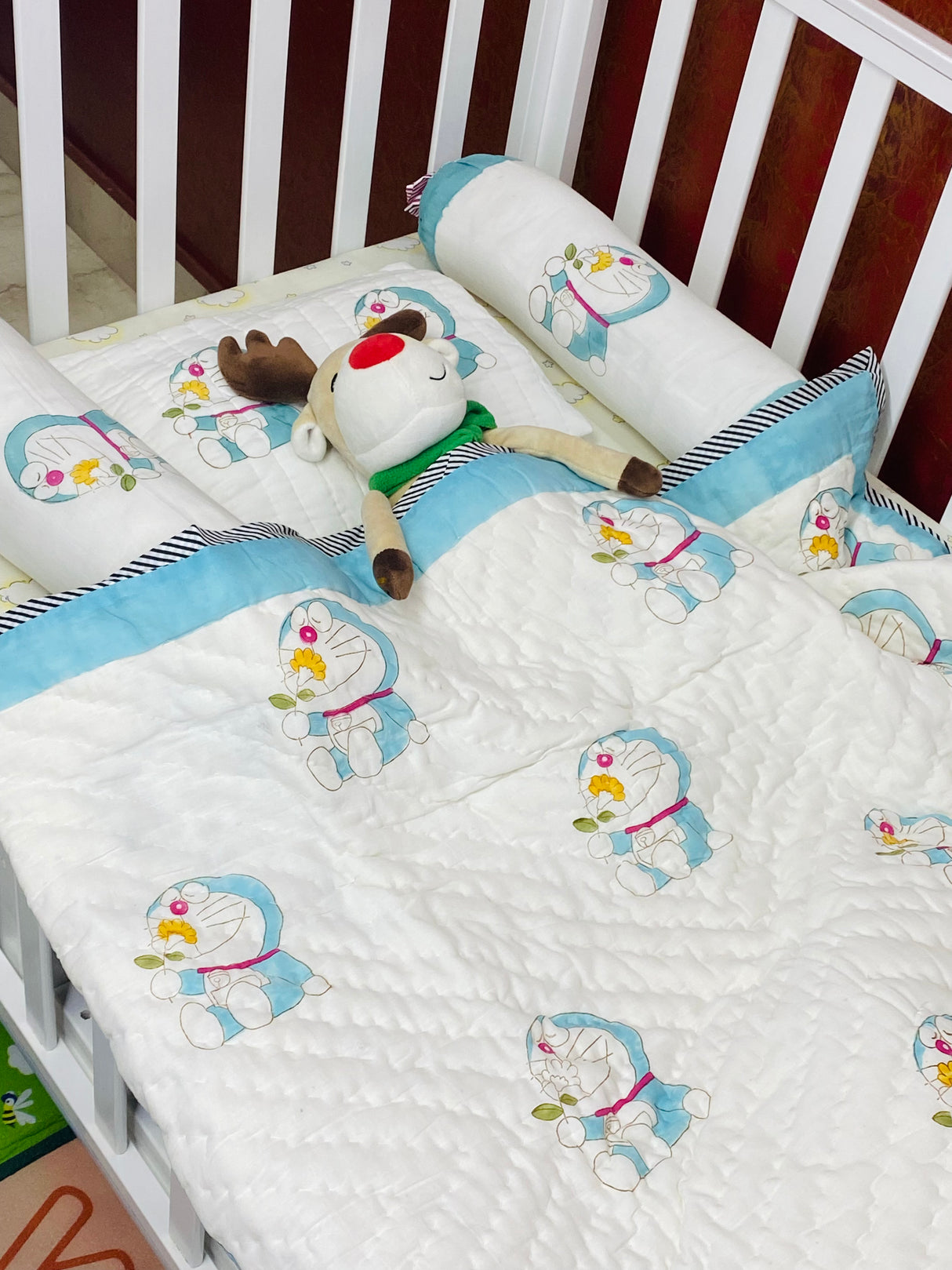 doraemon-cot-kids-sheet-blanket-close-up