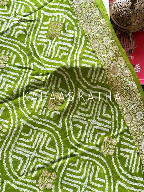 elegant-georgette-bandhani-saree-style