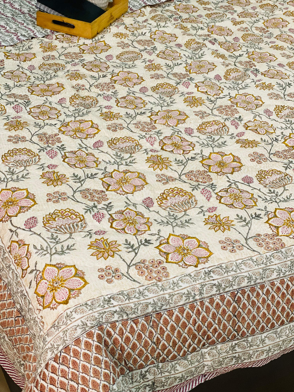 floral-brown-single-cotton-quilt-detailed-close-up