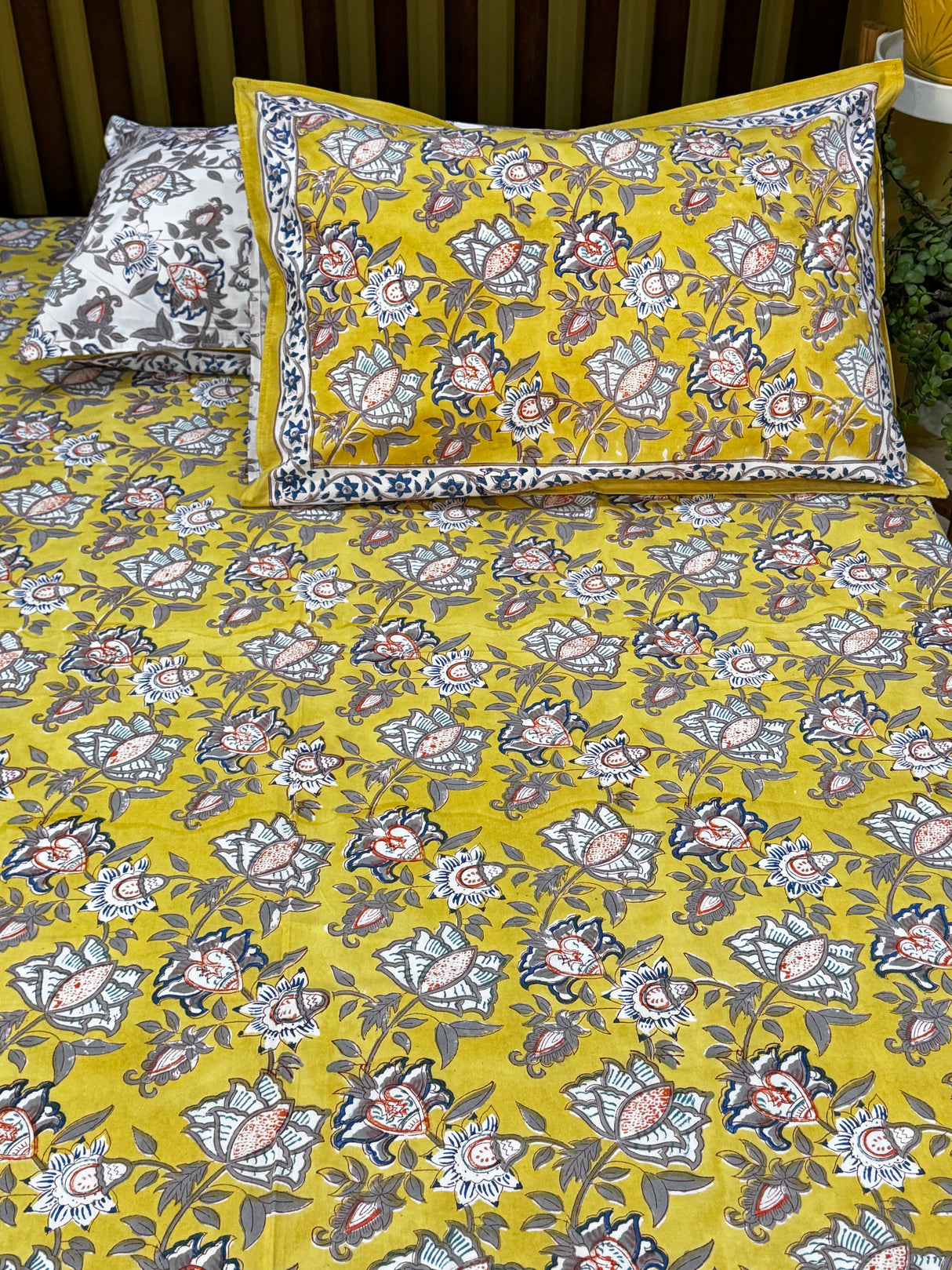 floral-medallion-quilt-bedsheet-combo