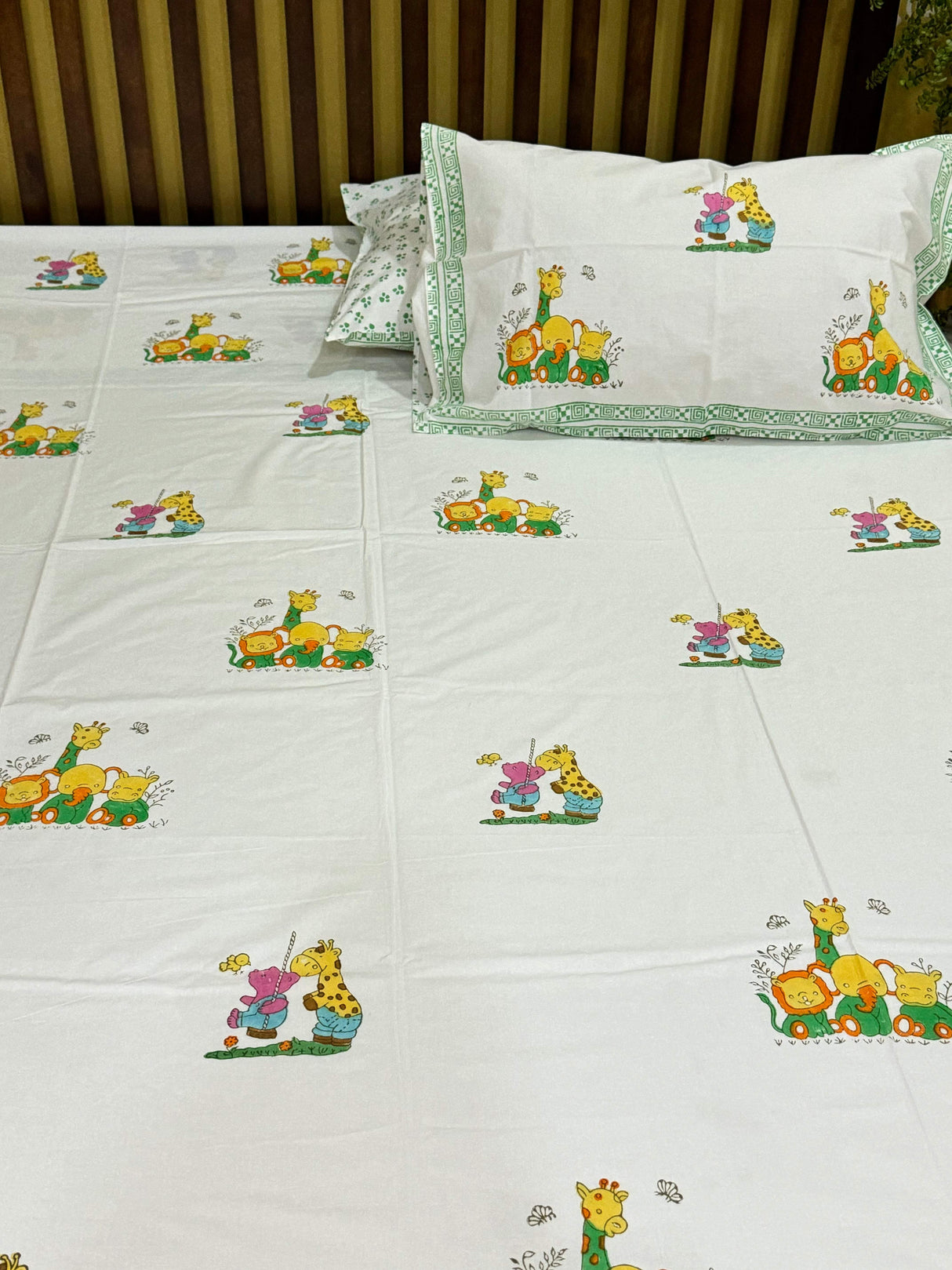 giraffe-cotton-bedsheet-detailed-view