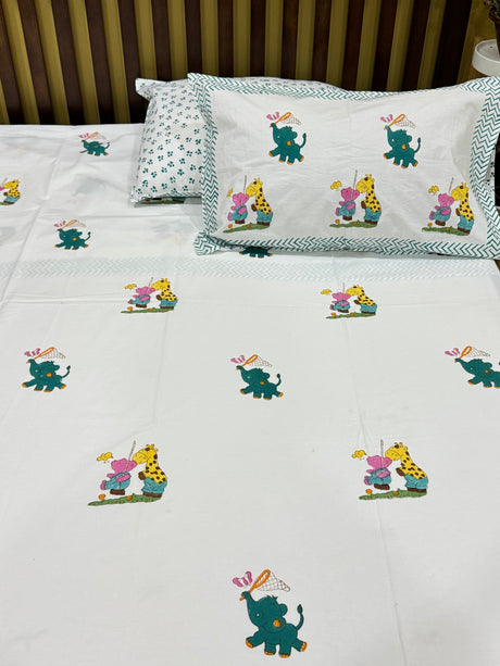 giraffe-elephant-king-cotton-bedsheet-full-view