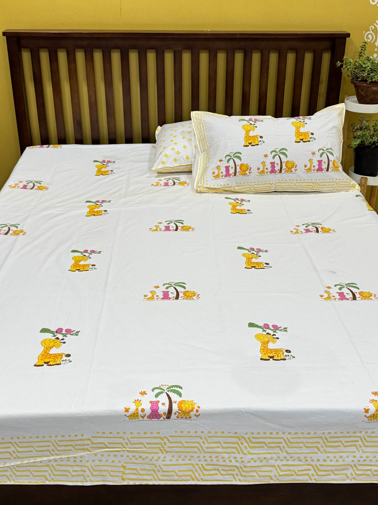 giraffe-theme-king-cotton-bedsheet-side-view