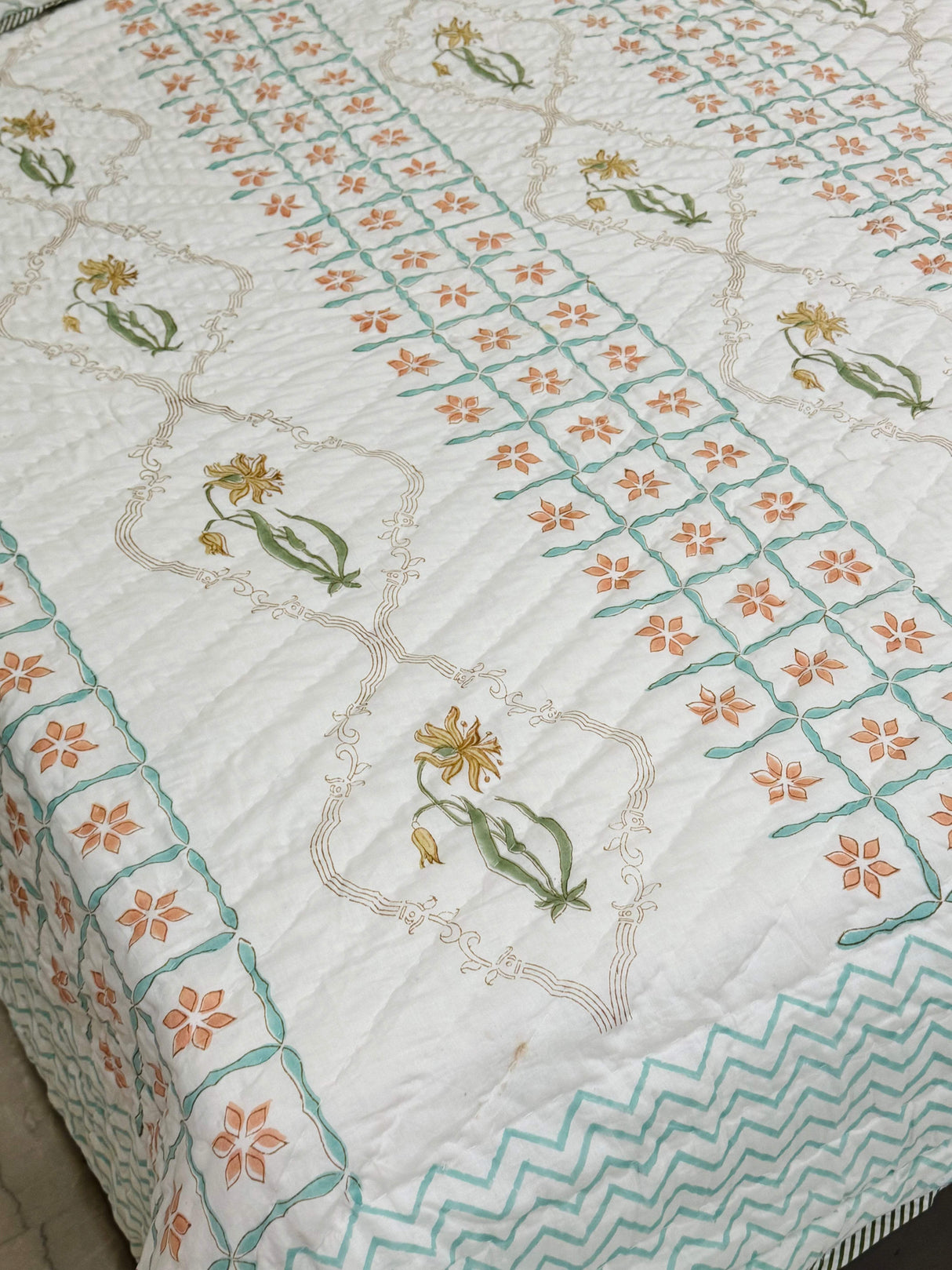 green-orange-flower-double-cotton-quilt-side-view