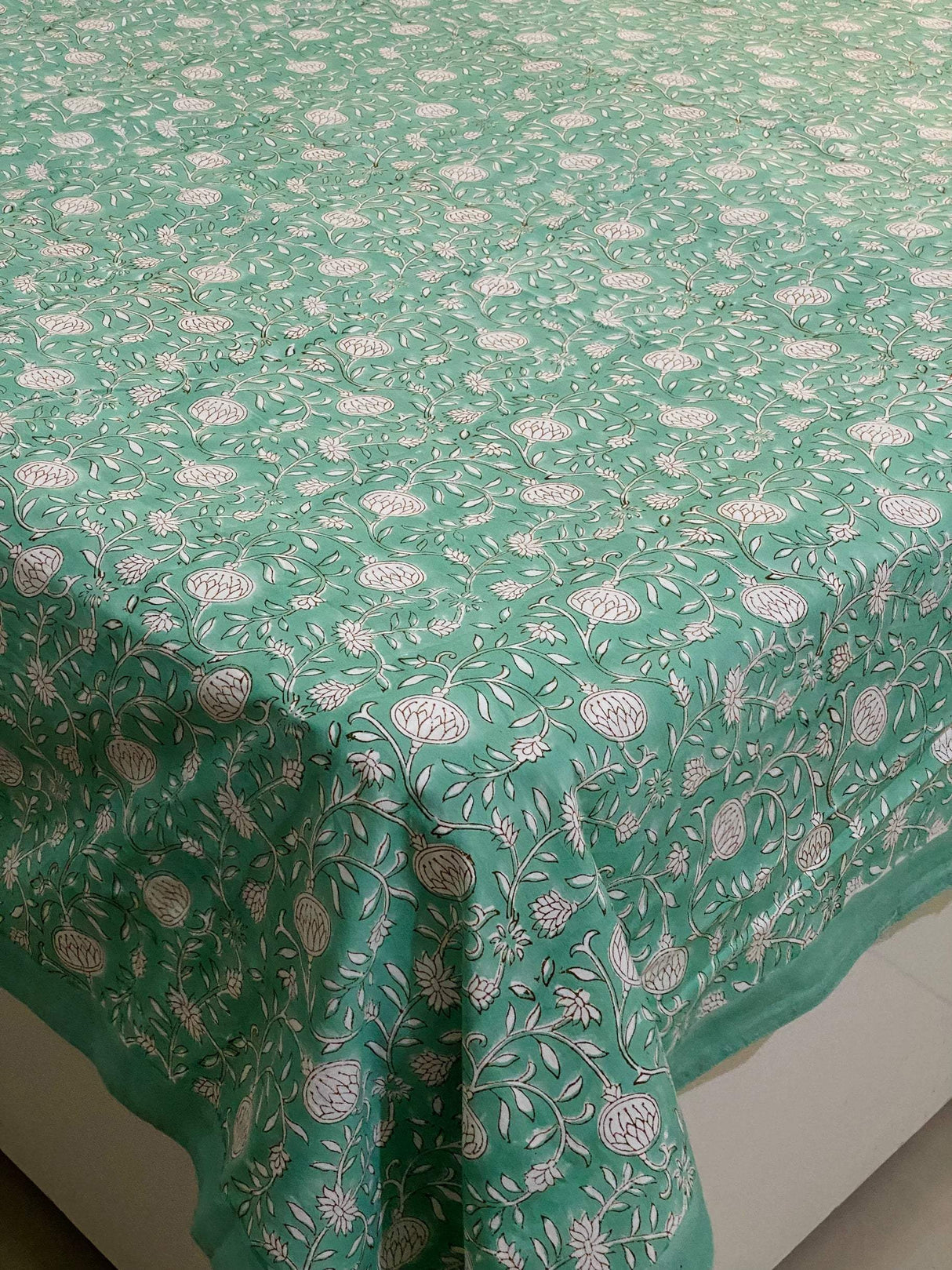 green-theme-king-cotton-bedsheet-fabric-view