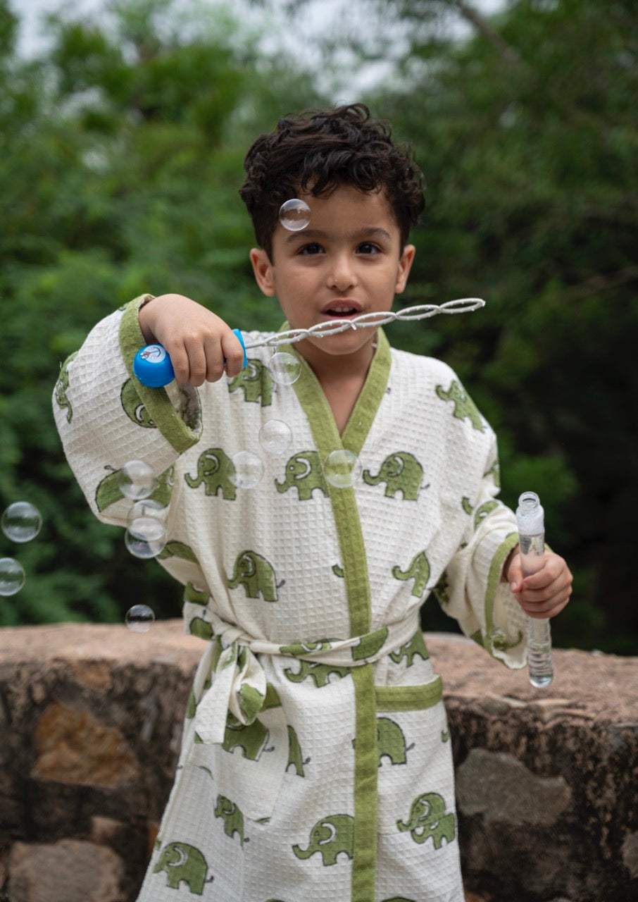 kids bathrobe in breathable waffle cotton with personalized name embroidery and elephant motif ideal for international shipping to Vietnam and Saudi Arabia