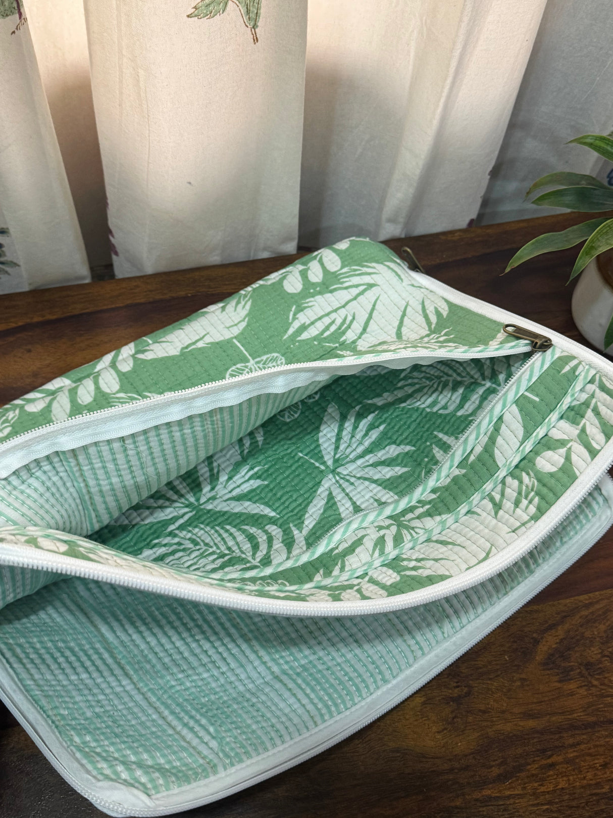 handcrafted-leaf-pattern-quilted-laptop