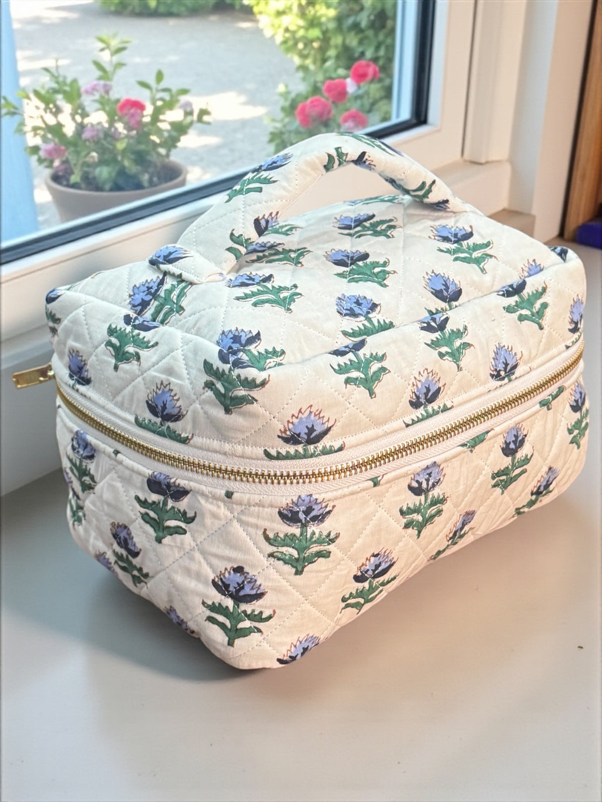 handcrafted-vanity-bag-for-travel-daily-use