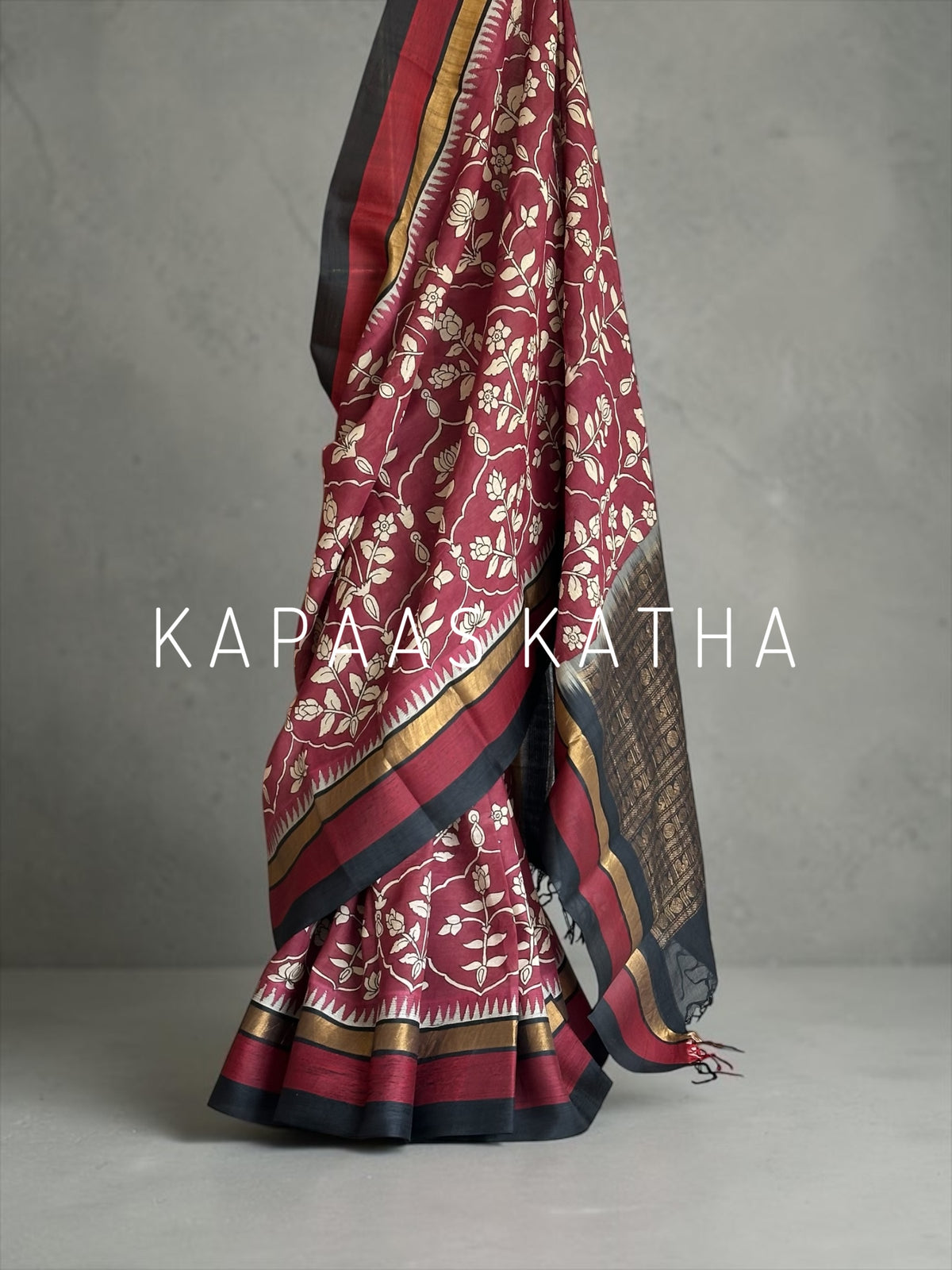 Shop handpainted Chettinad cotton silk Kalamkari saree in maroon with contrast black temple zari border. Lightweight handloom elegance online at Kapaas Katha.