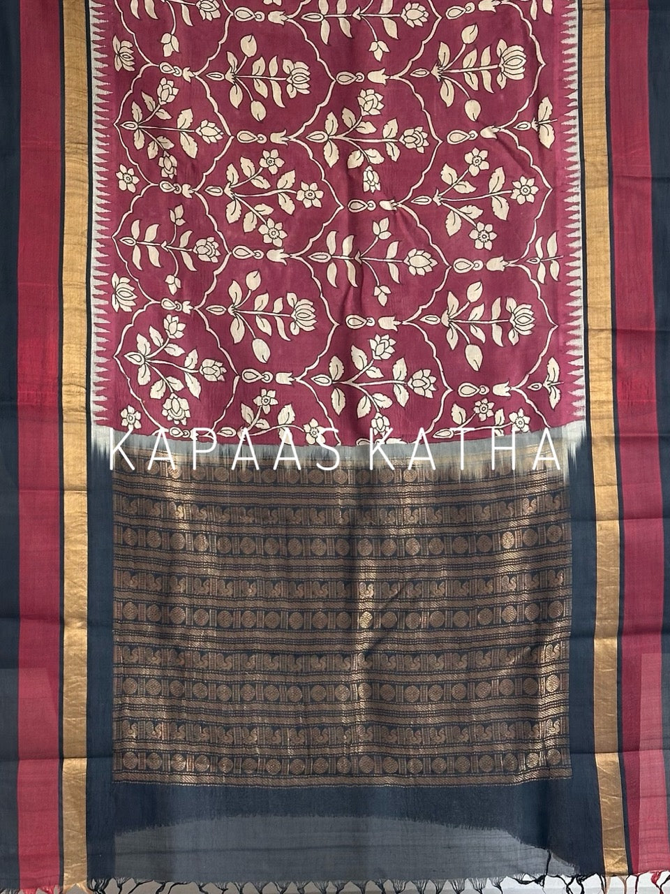 Shop handpainted Chettinad cotton silk Kalamkari saree in maroon with contrast black temple zari border. Lightweight handloom elegance online at Kapaas Katha.