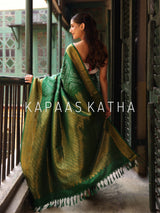 kanjivaram Silk Bandhani Saree, Pure Silk Green Bandhani Saree, Gold Zari Paisley Bandhej Saree, Kapaas Katha Designer Sarees, Hand-Tied Bandhani Silk Sarees Online
