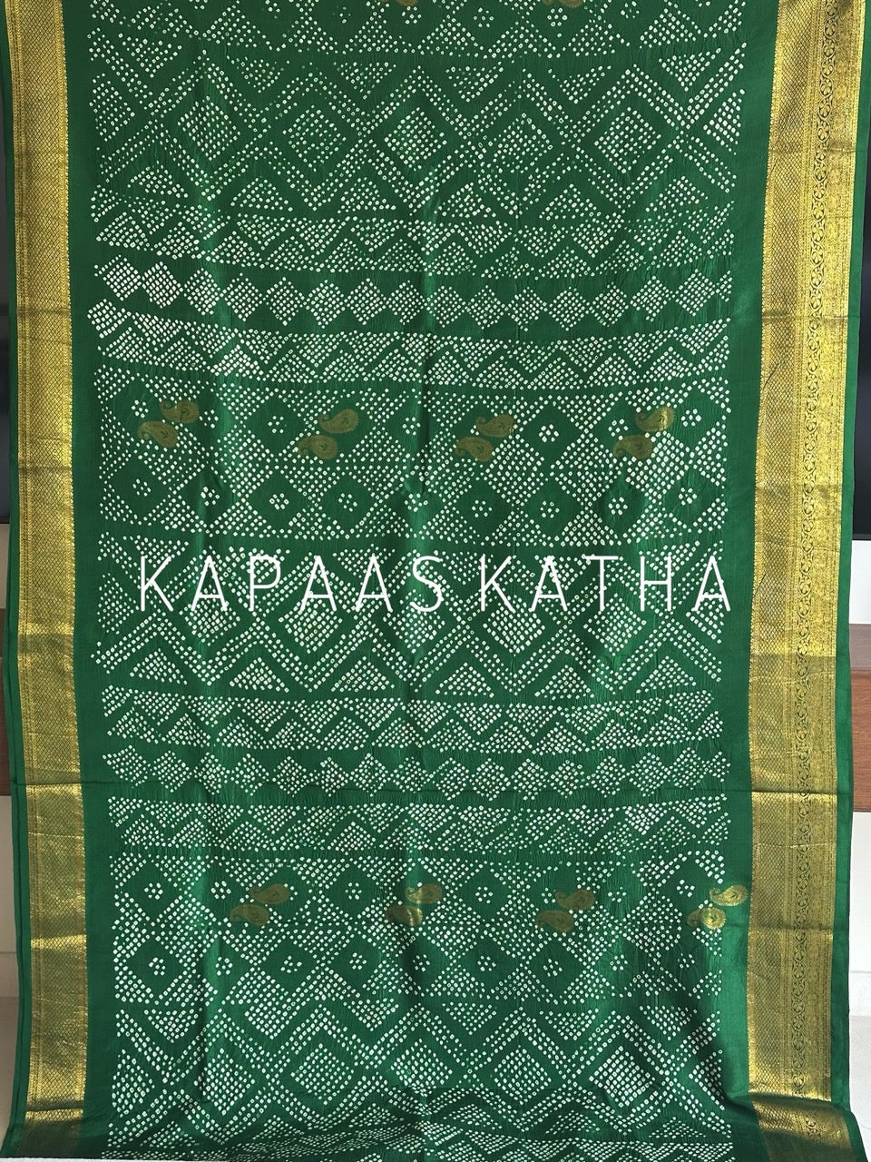 kanjivaram Silk Bandhani Saree, Pure Silk Green Bandhani Saree, Gold Zari Paisley Bandhej Saree, Kapaas Katha Designer Sarees, Hand-Tied Bandhani Silk Sarees Online