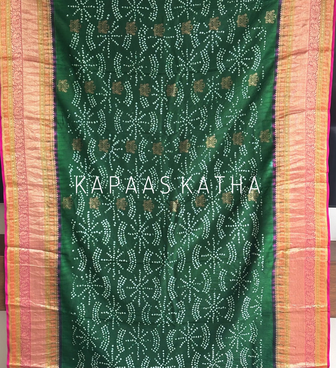 Vasundhara Silk Bandhani Saree, Pure Silk Green Bandhani Saree, Contrast Border Bandhej Saree, Kapaas Katha Designer Sarees, Hand-Tied Silk Sarees Online