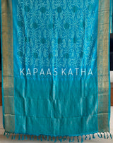 Buy pure Vasundhara silk Bandhani saree in turquoise blue with gold zari leaf motifs & rich pallu. Authentic handwoven luxury online at Kapaas Katha.