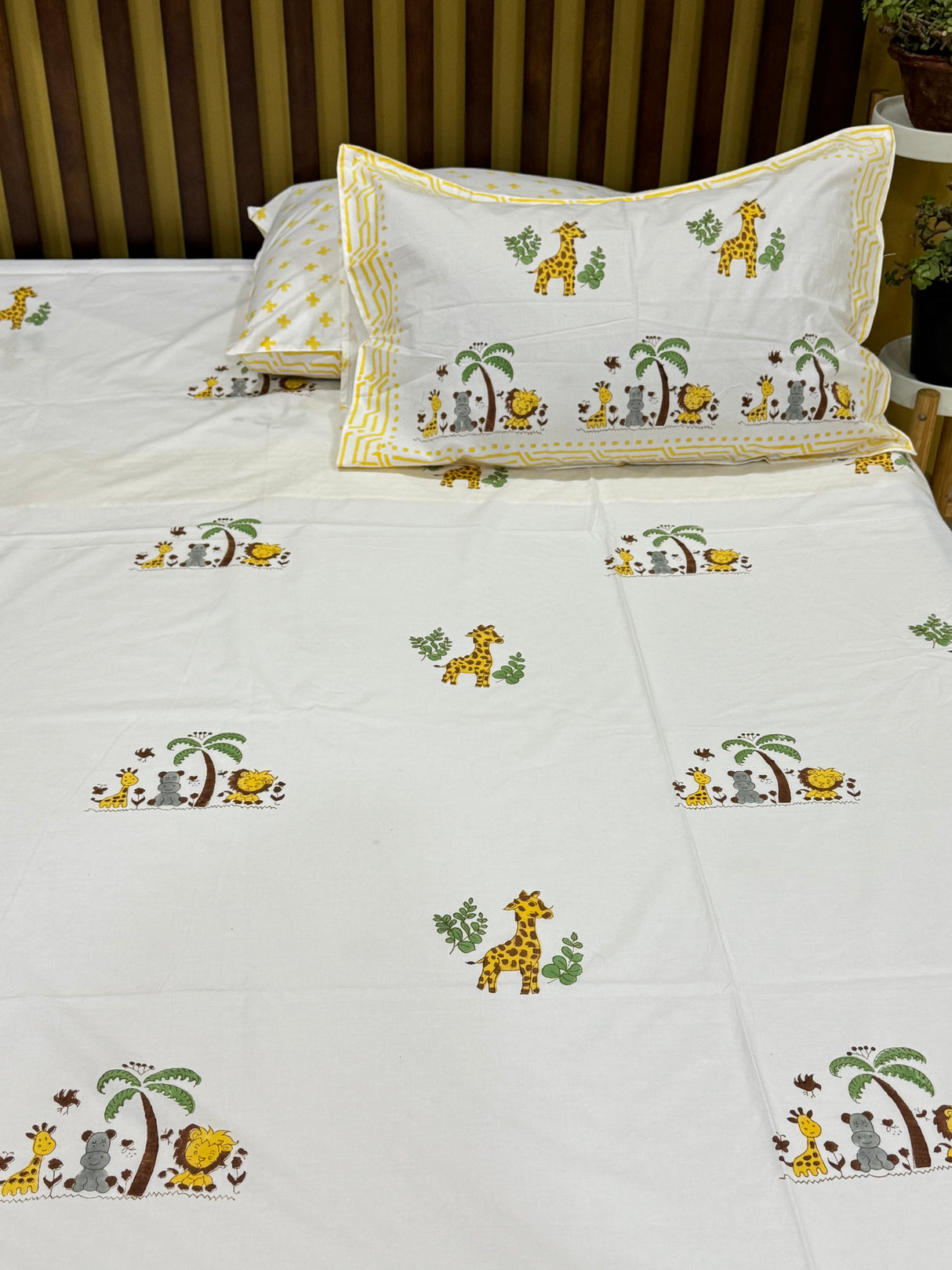 jungle-theme-king-cotton-bedsheet-pattern-view